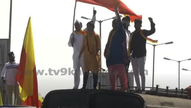 ಎಮ್ಇಎಸ್ ಪುಂಡರ ಕೃತ್ಯ ಖಂಡಿಸಿ ಬೆಳಗಾವಿಯಲ್ಲಿ ಬೃಹತ್ ಪ್ರತಿಭಟನೆ; ನೇರ ದೃಶ್ಯ ವೀಕ್ಷಿಸಲು ಇಲ್ಲಿ ಕ್ಲಿಕ್ ಮಾಡಿ ಎಮ್ಇಎಸ್ ಪುಂಡರ ಕೃತ್ಯ ಖಂಡಿಸಿ ಬೆಳಗಾವಿಯಲ್ಲಿ ಬೃಹತ್ ಪ್ರತಿಭಟನೆ; ನೇರ ದೃಶ್ಯ ವೀಕ್ಷಿಸಲು ಇಲ್ಲಿ ಕ್ಲಿಕ್ ಮಾಡಿ