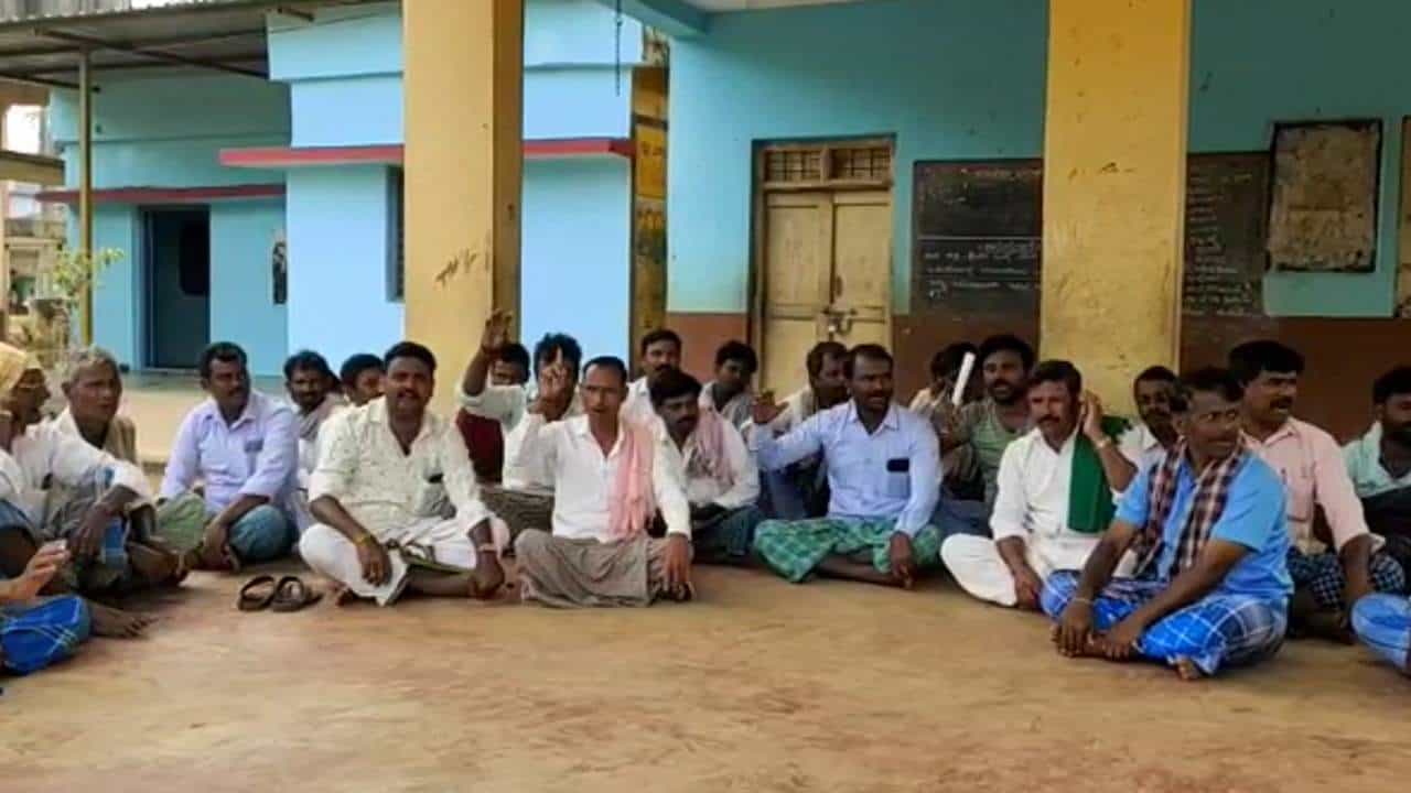 ಶಾಲಾ ಮುಖ್ಯೋಪಾಧ್ಯಾಯರನ್ನು ಅಮಾನತ್ತು ಮಾಡುವಂತೆ ಒತ್ತಾಯ; ಶಾಲಾ‌ ಕೊಠಡಿಗೆ ಬೀಗ ಹಾಕಿ ಗ್ರಾಮಸ್ಥರಿಂದ ಪ್ರತಿಭಟನೆ