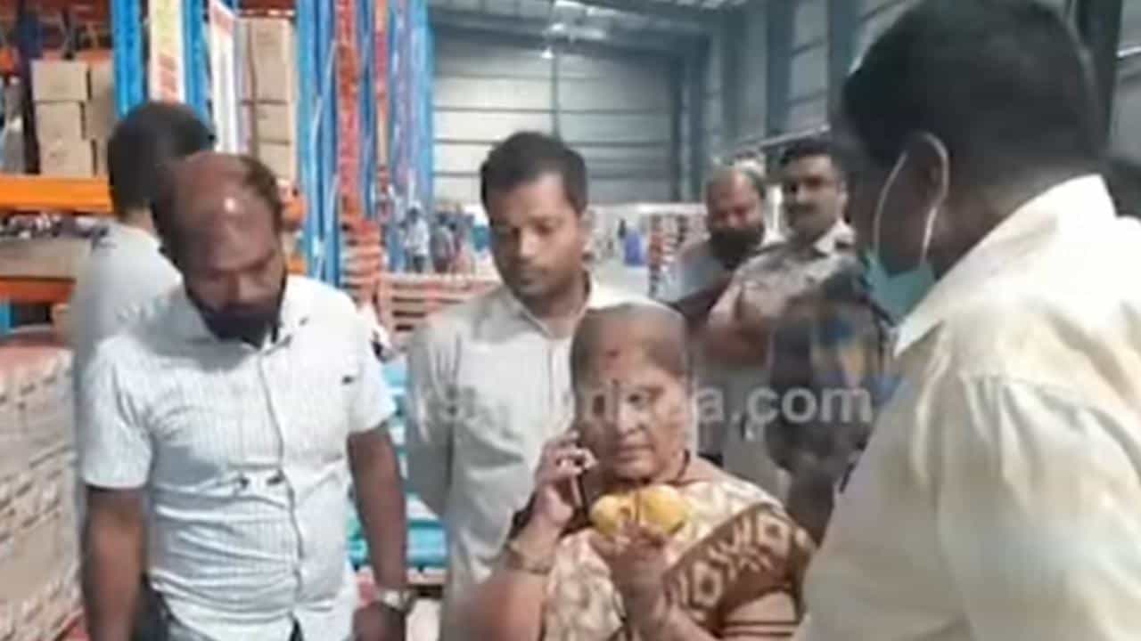 ಮೈಸೂರಿನಲ್ಲಿ ನಕಲಿ ತುಪ್ಪ ಜಾಲ ಪತ್ತೆ ಪ್ರಕರಣ; ಬೆಂಗಳೂರಿನ ಗೋಡೌನ್ ಮೇಲೆ ಮಾದನಾಯಕನಹಳ್ಳಿ ಪೊಲೀಸರು ದಾಳಿ ಮೈಸೂರಿನಲ್ಲಿ ನಕಲಿ ತುಪ್ಪ ಜಾಲ ಪತ್ತೆ ಪ್ರಕರಣ; ಬೆಂಗಳೂರಿನ ಗೋಡೌನ್ ಮೇಲೆ ಮಾದನಾಯಕನಹಳ್ಳಿ ಪೊಲೀಸರು ದಾಳಿ
