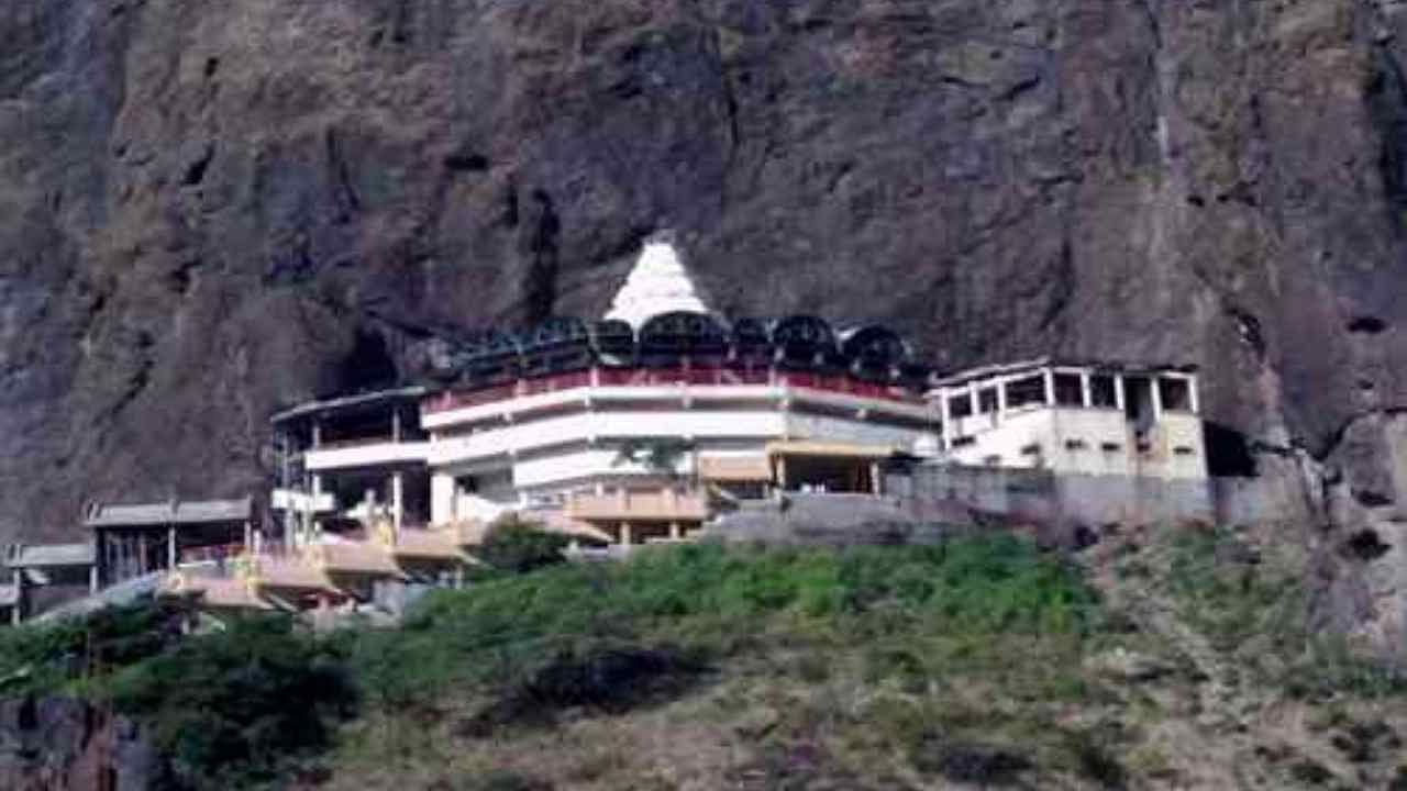 ಸಪ್ತಶೃಂಗಿ ದೇವಿ(Saptashrungi Temple): ಈ ದೇವಸ್ಥಾನವು ನಾಸಿಕ್‌ನಲ್ಲಿದೆ. ಸಪ್ತಶೃಂಗಿ ತಾಯಿಯ ಆಶೀರ್ವಾದ ಪಡೆಯಲು ಇಲ್ಲಿಗೆ ಲಕ್ಷಾಂತರ ಭಕ್ತರು ಭೇಟಿ ನೀಡುತ್ತಾರೆ. ಸಪ್ತಶೃಂಗಿ ಎಂದರೆ ಏಳು ಪರ್ವತ ಶಿಖರಗಳಲ್ಲಿ ನೆಲೆಸಿರುವವಳೆಂದರ್ಥ. 51 ಶಕ್ತಿಪೀಠಗಳಲ್ಲಿ ಸಪ್ತಶೃಂಗಿ ದೇವಿ ದೇವಾಲಯವೂ ಒಂದು.  