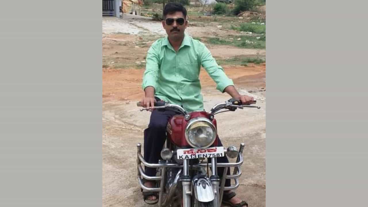 ಹಾಸನ: ಅಸ್ಸಾಂನಲ್ಲಿ ಕರ್ತವ್ಯ ನಿರ್ವಹಿಸುತ್ತಿದ್ದ ಅನುಗವಳ್ಳಿ ಗ್ರಾಮದ ಯೋಧ ಸಾವು ಹಾಸನ: ಅಸ್ಸಾಂನಲ್ಲಿ ಕರ್ತವ್ಯ ನಿರ್ವಹಿಸುತ್ತಿದ್ದ ಅನುಗವಳ್ಳಿ ಗ್ರಾಮದ ಯೋಧ ಸಾವು
