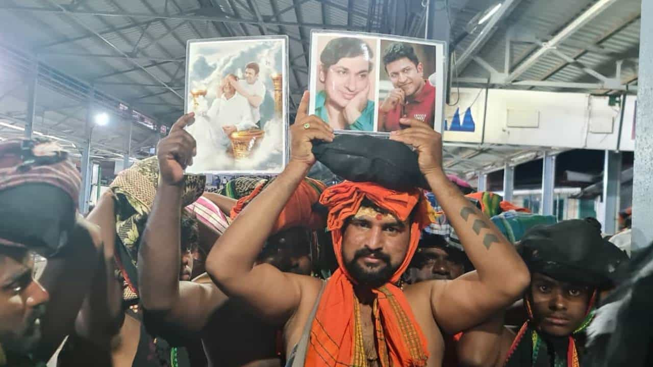 ನಟ ಪುನೀತ್ ರಾಜ್ಕುಮಾರ್ ಅವರನ್ನು ಅಭಿಮಾನಿಗಳು ಇಂದಿಗೂ ಹಲವು ರೀತಿಯಲ್ಲಿ ನೆನಪಿಸಿಕೊಳ್ಳುತ್ತಿದ್ದಾರೆ. ಏಕಾಏಕಿ ಹೃದಯಾಘಾತದಿಂದ ಮೃತಪಟ್ಟ ಅವರನ್ನು ಅಭಿಮಾನಿಗಳು ಮಾತ್ರ ತಮ್ಮಿಂದ ದೂರ ಮಾಡಿಲ್ಲ. ಇದಕ್ಕೆ ಸಾಕ್ಷಿ ಎನ್ನುವ ಹಾಗೆ ಅನೇಕರು ನಟ ಪುನೀತ್ ರಾಜ್ಕುಮಾರ್ ಅವರ ಭಾವ ಚಿತ್ರವನ್ನು ಹಿಡಿದುಕೊಂಡು ಶಬರಿಮಲೆ ಯಾತ್ರೆ ಮಾಡುತ್ತಿದ್ದಾರೆ.