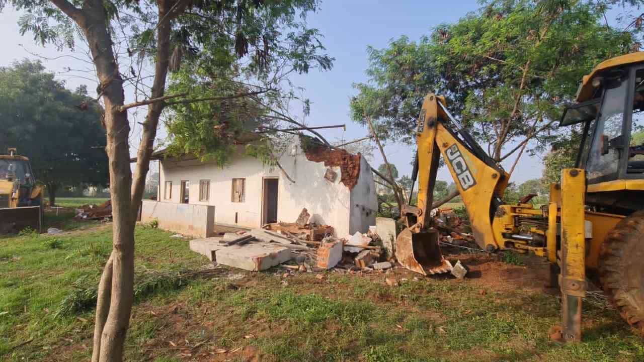 ಮೈಸೂರು: ನಗರಾಭಿವೃದ್ಧಿ ಇಲಾಖೆ ಅಧಿಕಾರಿಗಳ ಕಾರ್ಯಾಚರಣೆ; 100 ಕೋಟಿ ರೂ. ಮೌಲ್ಯದ 5.14 ಎಕರೆ ಒತ್ತುವರಿ ಜಾಗ ತೆರವು ಮೈಸೂರು: ನಗರಾಭಿವೃದ್ಧಿ ಇಲಾಖೆ ಅಧಿಕಾರಿಗಳ ಕಾರ್ಯಾಚರಣೆ; 100 ಕೋಟಿ ರೂ. ಮೌಲ್ಯದ 5.14 ಎಕರೆ ಒತ್ತುವರಿ ಜಾಗ ತೆರವು