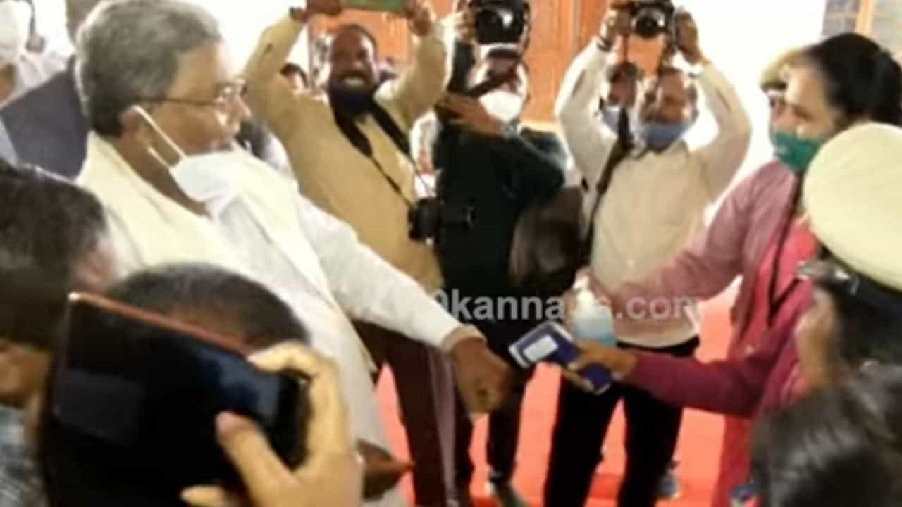ಆರೋಗ್ಯ ಸಿಬ್ಬಂದಿಗಳ ಜತೆ ಫೋಟೋ; ಸಿದ್ದರಾಮಯ್ಯ ನಗೆ ಚಟಾಕಿ ಹೇಗಿತ್ತು ವಿಡಿಯೋ ನೋಡಿ ಆರೋಗ್ಯ ಸಿಬ್ಬಂದಿಗಳ ಜತೆ ಫೋಟೋ; ಸಿದ್ದರಾಮಯ್ಯ ನಗೆ ಚಟಾಕಿ ಹೇಗಿತ್ತು ವಿಡಿಯೋ ನೋಡಿ