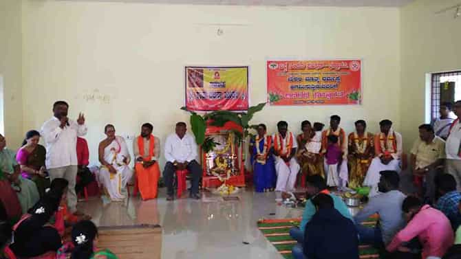 ಭದ್ರಾವತಿಯಲ್ಲಿ ಘರ್ ವಾಪಸಿ; ಕ್ರೈಸ್ತ ಧರ್ಮಕ್ಕೆ ಮತಾಂತರವಾಗಿದ್ದ ಒಂದೇ ಕುಟುಂಬದ 9 ಜನ ಮತ್ತೆ ಹಿಂದೂ ಧರ್ಮಕ್ಕೆ ವಾಪಸ್