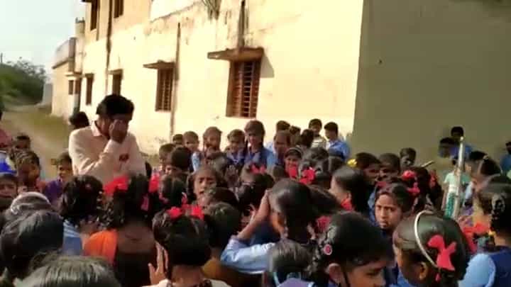 ವಿಜಯಪುರ: ವರ್ಗಾವಣೆಯಾದ ಗುರುವಿಗೆ ಕಣ್ಣೀರು ಹಾಕಿ ಬೀಳ್ಕೊಟ್ಟ ವಿದ್ಯಾರ್ಥಿಗಳು ವಿಜಯಪುರ: ವರ್ಗಾವಣೆಯಾದ ಗುರುವಿಗೆ ಕಣ್ಣೀರು ಹಾಕಿ ಬೀಳ್ಕೊಟ್ಟ ವಿದ್ಯಾರ್ಥಿಗಳು