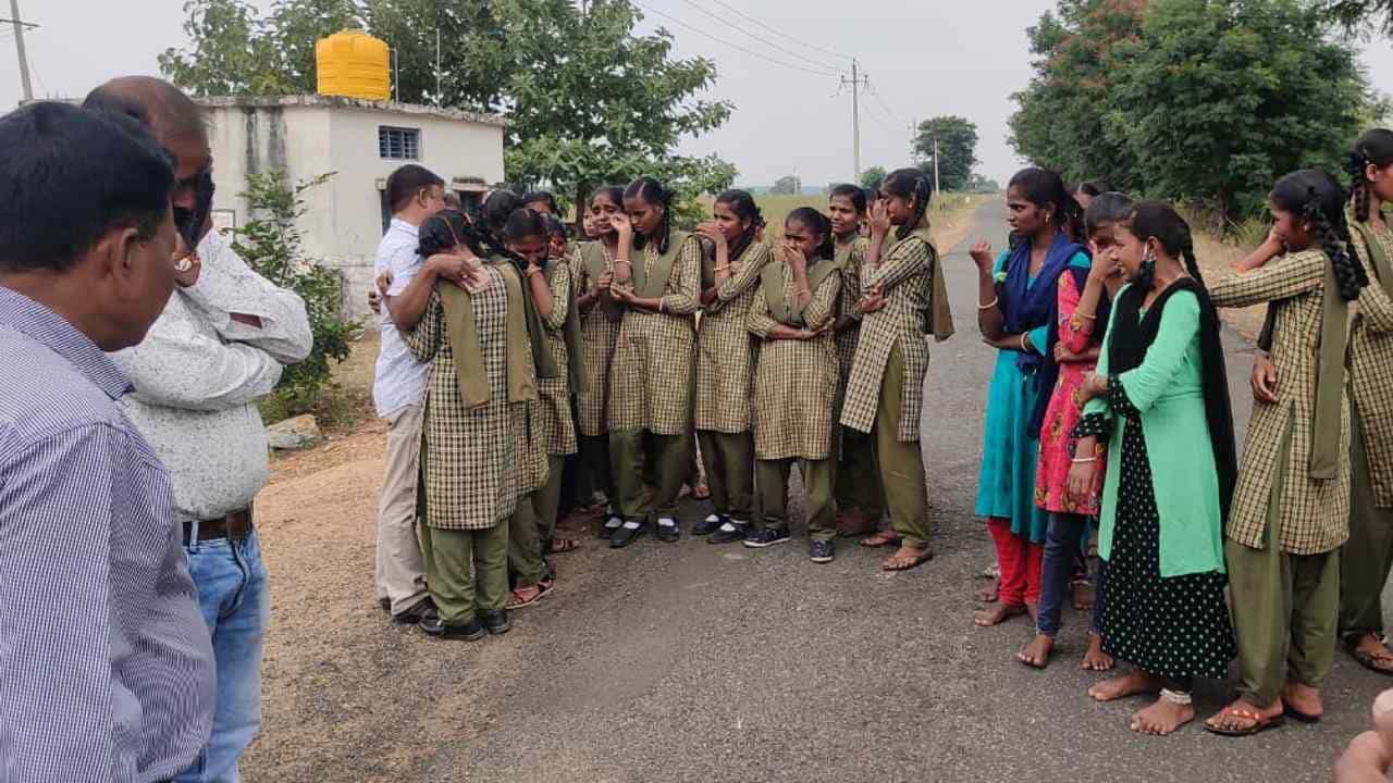 ಕಲಬುರಗಿ: ವರ್ಗಾವಣೆಗೊಂಡ ಶಿಕ್ಷಕನ ಬಿಳ್ಕೋಡುಗೆ ಕಾರ್ಯಕ್ರಮದಲ್ಲಿ ಗಳಗಳನೆ ಅತ್ತ ವಿದ್ಯಾರ್ಥಿನಿಯರು ಕಲಬುರಗಿ: ವರ್ಗಾವಣೆಗೊಂಡ ಶಿಕ್ಷಕನ ಬಿಳ್ಕೋಡುಗೆ ಕಾರ್ಯಕ್ರಮದಲ್ಲಿ ಗಳಗಳನೆ ಅತ್ತ ವಿದ್ಯಾರ್ಥಿನಿಯರು