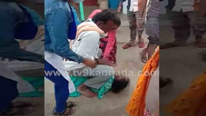 ನಡು ಬೀದಿಯಲ್ಲೇ ಮಹಿಳೆ ಹಿಡಿದು ಕೊರೊನಾ ವ್ಯಾಕ್ಸಿನ್ ಹಾಕಿಸಿದ ಕುಟುಂಬಸ್ಥರು, ವಿಡಿಯೋ ವೈರಲ್ ನಡು ಬೀದಿಯಲ್ಲೇ ಮಹಿಳೆ ಹಿಡಿದು ಕೊರೊನಾ ವ್ಯಾಕ್ಸಿನ್ ಹಾಕಿಸಿದ ಕುಟುಂಬಸ್ಥರು, ವಿಡಿಯೋ ವೈರಲ್