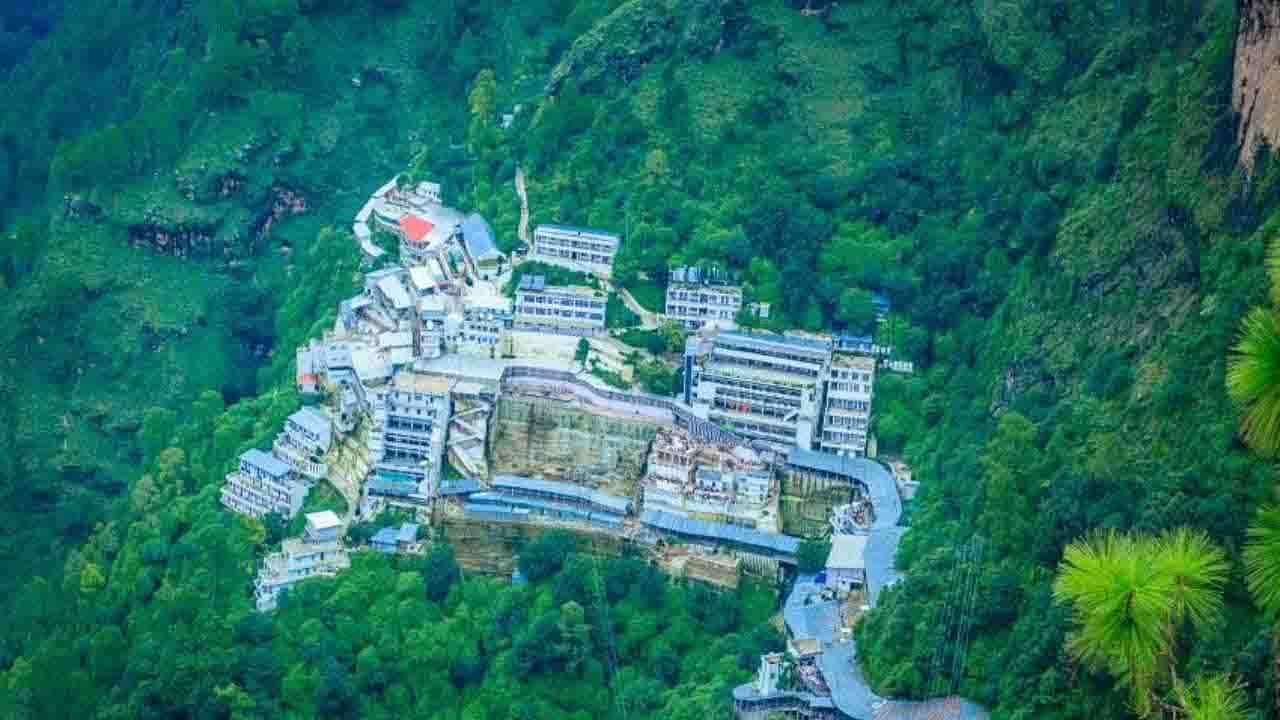 ವೈಷ್ಣೋ ದೇವಿ ದೇವಾಲಯ(Vaishno Devi temple): ವೈಷ್ಣೋ ದೇವಿ ಸ್ಥಳವು ಉತ್ತರ ಭಾರತದ ಅತ್ಯಂತ ಪೂಜ್ಯ ಮತ್ತು ಪವಿತ್ರ ತಾಣಗಳಲ್ಲಿ ಒಂದು. ಇದು ದುರ್ಗಾ ಮಾತೆಯ ಅತ್ಯಂತ ಪ್ರಸಿದ್ಧ ದೇವಾಲಯವೆಂದು ಪರಿಗಣಿಸಲಾಗಿದೆ. ಜಮ್ಮುವಿನ ತ್ರಿಕೂಟ ಪರ್ವತಗಳ ಮೇಲಿರುವ ವೈಷ್ಣೋದೇವಿ ದೇವಸ್ಥಾನಕ್ಕೆ ಲಕ್ಷಾಂತರ ಭಕ್ತರು ಆಗಮಿಸುತ್ತಾರೆ.