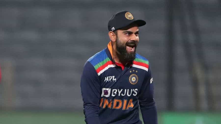 ದಕ್ಷಿಣ ಆಫ್ರಿಕಾ ಪ್ರವಾಸಕ್ಕೂ ಮುನ್ನವೇ ಬಿಸಿಸಿಐ ಮಹತ್ವದ ನಿರ್ಧಾರ ಕೈಗೊಂಡಿದ್ದು, ಏಕದಿನ ನಾಯಕತ್ವದಿಂದ ವಿರಾಟ್ ಕೊಹ್ಲಿಯನ್ನು ವಜಾಗೊಳಿಸಿದೆ. T20 ನಾಯಕತ್ವವನ್ನು ತೊರೆದ ವಿರಾಟ್ ಕೊಹ್ಲಿ, ODI ಸ್ವರೂಪದಲ್ಲಿ ನಾಯಕನಾಗಿ ಉಳಿಯಲು ಬಯಸಿದ್ದರು ಆದರೆ BCCI ಮತ್ತು ಆಯ್ಕೆಗಾರರು ಅದನ್ನು ಸೂಕ್ತವೆಂದು ಪರಿಗಣಿಸಲಿಲ್ಲ. ಹೀಗಾಗಿ ಬಿಸಿಸಿಐ ರೋಹಿತ್ ಶರ್ಮಾಗೆ ಅಧಿಕಾರ ಹಸ್ತಾಂತರಿಸಿದೆ. ವಿರಾಟ್ ಕೊಹ್ಲಿಯಿಂದ ಏಕದಿನ ನಾಯಕತ್ವವನ್ನು ಕಿತ್ತುಕೊಂಡ ನಂತರ, ಇದೀಗ ಈ ಅನುಭವಿ ಆಟಗಾರ ದಕ್ಷಿಣ ಆಫ್ರಿಕಾದ ಏಕದಿನ ಸರಣಿಯಲ್ಲಿ ಆಡುವುದು ಕಷ್ಟ ಎಂಬ ವರದಿಗಳಿವೆ.
