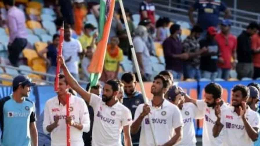 ವರ್ಷ ಕಳೆದಿದೆ. ಇನ್ನು ಕೆಲವೇ ದಿನಗಳಲ್ಲಿ 2022 ಬರಲಿದೆ. ಆದರೆ ಇದು ಹಳೆಯ ನೆನಪುಗಳನ್ನು ಮೆಲುಕು ಹಾಕುವ ಮತ್ತು ಹೊಸ ವರ್ಷಕ್ಕೆ ಕಾಲಿಡುವ ಸಮಯ. ಕಳೆದ 12 ತಿಂಗಳುಗಳಲ್ಲಿ ಕ್ರಿಕೆಟ್ ಜಗತ್ತಿನ ಕೆಲವು ಅತ್ಯುತ್ತಮ ಕ್ಷಣಗಳನ್ನು ನಾವು ಸಂಕ್ಷಿಪ್ತವಾಗಿ ನೆನಪಿಸಿಕೊಳ್ಳೋಣ. ಇವುಗಳಲ್ಲಿ ಪ್ರಮುಖವಾದದ್ದು, ಗಬ್ಬಾದಲ್ಲಿ ಭಾರತಕ್ಕೆ ಜಯ ಸಿಕ್ಕಿದ್ದು. ಗಬ್ಬಾದಲ್ಲಿ ಭಾರತದ ಟೆಸ್ಟ್ ಗೆಲುವು ಮಾತ್ರವಲ್ಲ, ಬಹುಶಃ ಇದು ಕ್ರಿಕೆಟ್ ಇತಿಹಾಸದಲ್ಲಿಯೇ ಶ್ರೇಷ್ಠವಾಗಿದೆ. ಈ ವರ್ಷದ ಜನವರಿ 7 ರಿಂದ ಜನವರಿ 19 ರವರೆಗೆ ಆಸ್ಟ್ರೇಲಿಯಾ ವಿರುದ್ಧ ನಡೆದ 4 ಟೆಸ್ಟ್ ಸರಣಿಯನ್ನು ಭಾರತೀಯ ಆಟಗಾರರು ಗೆದ್ದಿದ್ದಾರೆ. ಗಬ್ಬಾದಲ್ಲಿ ನಡೆದ ಟೆಸ್ಟ್ ಸರಣಿಯನ್ನು ಗೆಲ್ಲಲು ಭಾರತದ ಆಟಗಾರರು 328 ರನ್ಗಳನ್ನು ಸಿಡಿಸಿದ್ದರು. ಬ್ಯಾಟಿಂಗ್ ಕ್ರಮಾಂಕದಲ್ಲಿ 7ನೇ ಶ್ರೇಯಾಂಕದ ವಾಷಿಂಗ್ಟನ್ ಸುಂದರ್ ಅವರು ಸಾರ್ವಕಾಲಿಕ ಅತ್ಯುತ್ತಮ ವೇಗದ ಬೌಲರ್ಗಳಲ್ಲಿ ಒಬ್ಬರಾದ ಪ್ಯಾಟ್ ಕಮಿನ್ಸ್ಗೆ ಆರು ಸಿಕ್ಸರ್ಗಳನ್ನು ಬಾರಿಸುವ ಮೂಲಕ ಭಾರತದ ಗೆಲುವಿಗೆ ಸಹಾಯಕರಾಗಿದ್ದರು.