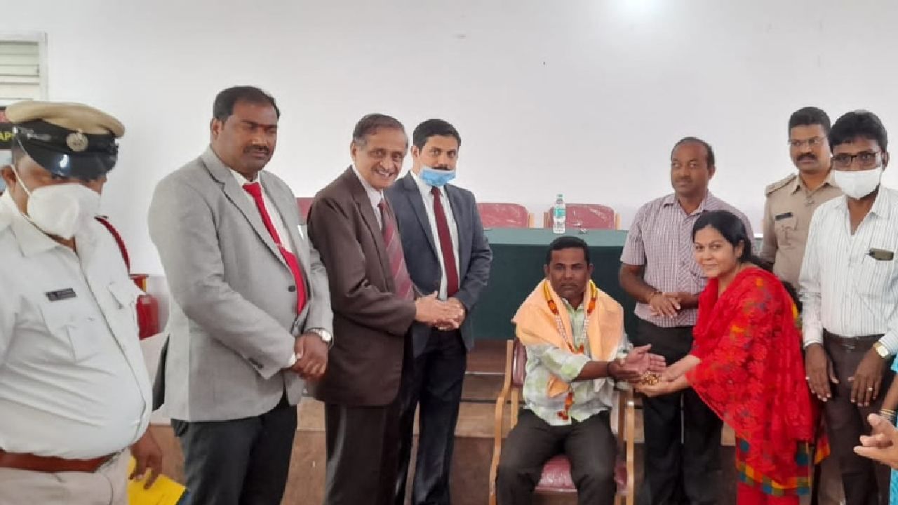 ಕೆಎಸ್ಆರ್ಟಿಸಿ ಕಂಡಕ್ಟರ್ ಈರಯ್ಯನ ಸಮಯ ಪ್ರಜ್ಞೆ, ಪ್ರಾಮಾಣಿಕತೆ: ಪ್ರಯಾಣಿಕರ ಕೈಸೇರಿದ ಎಲ್ಲ ಒಡವೆ! ಕೆಎಸ್ಆರ್ಟಿಸಿ ಕಂಡಕ್ಟರ್ ಈರಯ್ಯನ ಸಮಯ ಪ್ರಜ್ಞೆ, ಪ್ರಾಮಾಣಿಕತೆ: ಪ್ರಯಾಣಿಕರ ಕೈಸೇರಿದ ಎಲ್ಲ ಒಡವೆ!