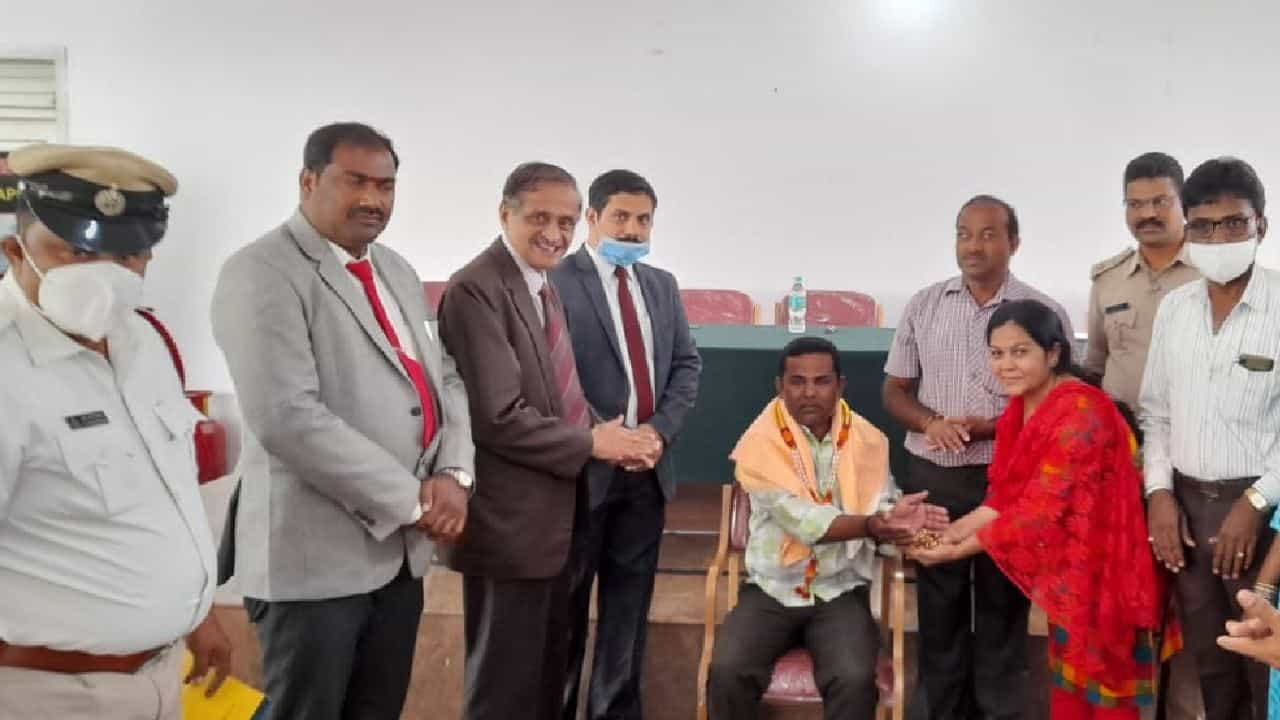ಕೆಎಸ್ಆರ್ಟಿಸಿ ಕಂಡಕ್ಟರ್ ಈರಯ್ಯನ ಸಮಯ ಪ್ರಜ್ಞೆ, ಪ್ರಾಮಾಣಿಕತೆ: ಪ್ರಯಾಣಿಕರ ಕೈಸೇರಿದ ಎಲ್ಲ ಒಡವೆ! ಕೆಎಸ್ಆರ್ಟಿಸಿ ಕಂಡಕ್ಟರ್ ಈರಯ್ಯನ ಸಮಯ ಪ್ರಜ್ಞೆ, ಪ್ರಾಮಾಣಿಕತೆ: ಪ್ರಯಾಣಿಕರ ಕೈಸೇರಿದ ಎಲ್ಲ ಒಡವೆ!