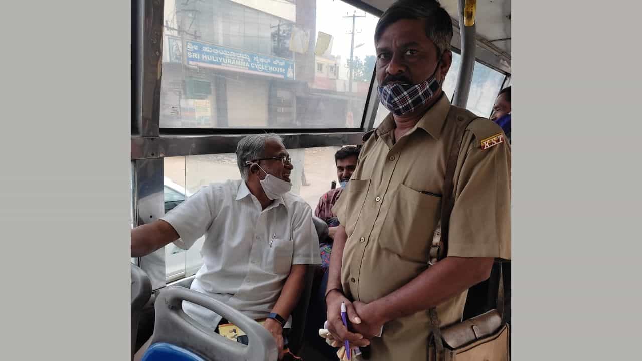 ಮಾಜಿ ಸಚಿವ ಸುರೇಶ್ ಕುಮಾರ್ ಬಿಎಂಟಿಸಿ ಬಸ್ನಲ್ಲಿ ಸಂಚಾರ; ಸರಳತೆಗೆ ಸಾರ್ವಜನಿಕರಿಂದ ವ್ಯಾಪಕ ಮೆಚ್ಚುಗೆ ಮಾಜಿ ಸಚಿವ ಸುರೇಶ್ ಕುಮಾರ್ ಬಿಎಂಟಿಸಿ ಬಸ್ನಲ್ಲಿ ಸಂಚಾರ; ಸರಳತೆಗೆ ಸಾರ್ವಜನಿಕರಿಂದ ವ್ಯಾಪಕ ಮೆಚ್ಚುಗೆ