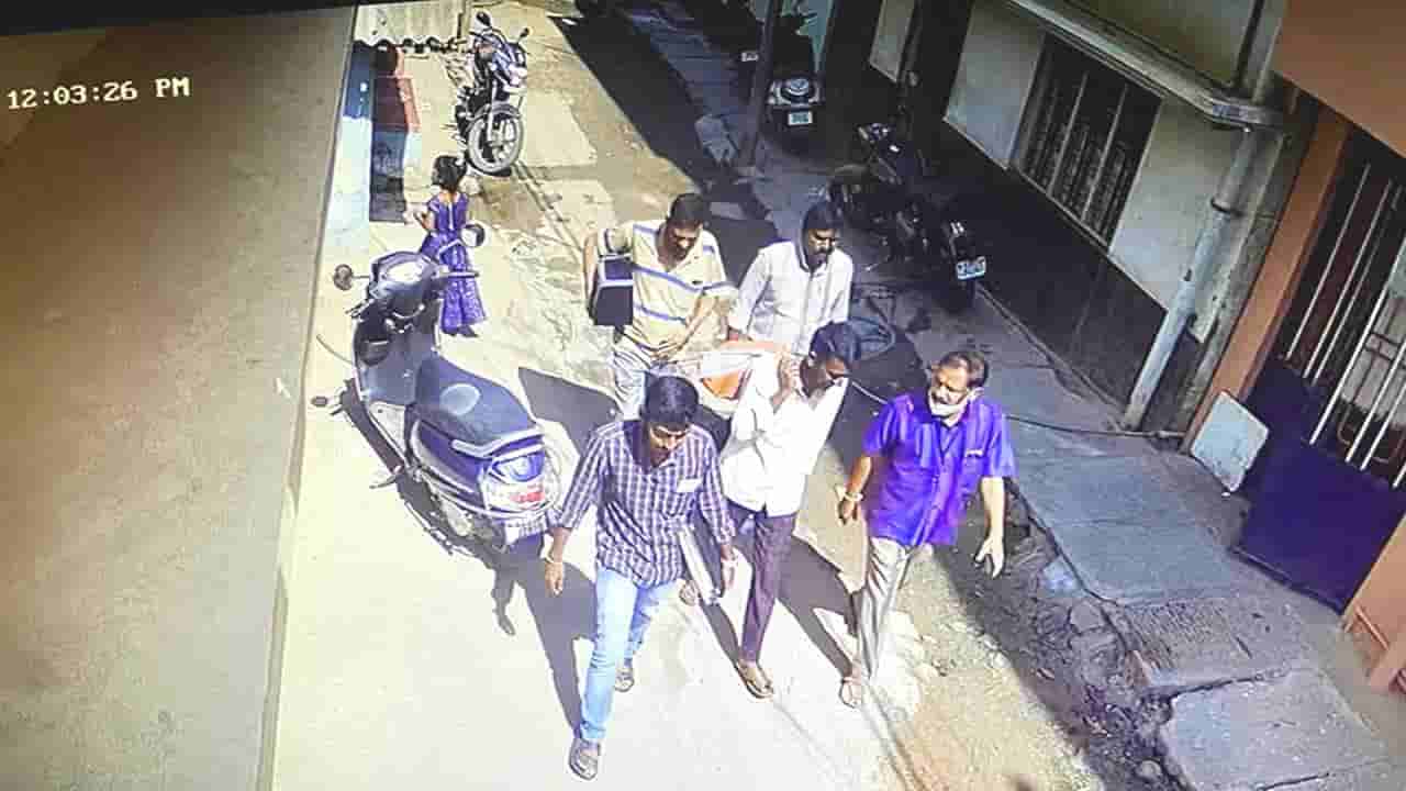 ಸಿಸಿಟಿವಿಯಲ್ಲಿ ದಾಖಲು: ಮನೆಯಲ್ಲಿ ಲಂಚಕ್ಕೆ ಕೈಯೊಡ್ಡಿದ್ದ ವೇಳೆ ಎಸಿಬಿ ದಾಳಿ, ಆನೇಕಲ್ ಪುರಸಭೆ ಅಧಿಕಾರಿ ಸೇರಿ ಮೂವರ ಸೆರೆ