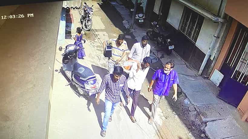 ಸಿಸಿಟಿವಿಯಲ್ಲಿ ದಾಖಲು: ಮನೆಯಲ್ಲಿ ಲಂಚಕ್ಕೆ ಕೈಯೊಡ್ಡಿದ್ದ ವೇಳೆ ಎಸಿಬಿ ದಾಳಿ, ಆನೇಕಲ್ ಪುರಸಭೆ ಅಧಿಕಾರಿ ಸೇರಿ ಮೂವರ ಸೆರೆ