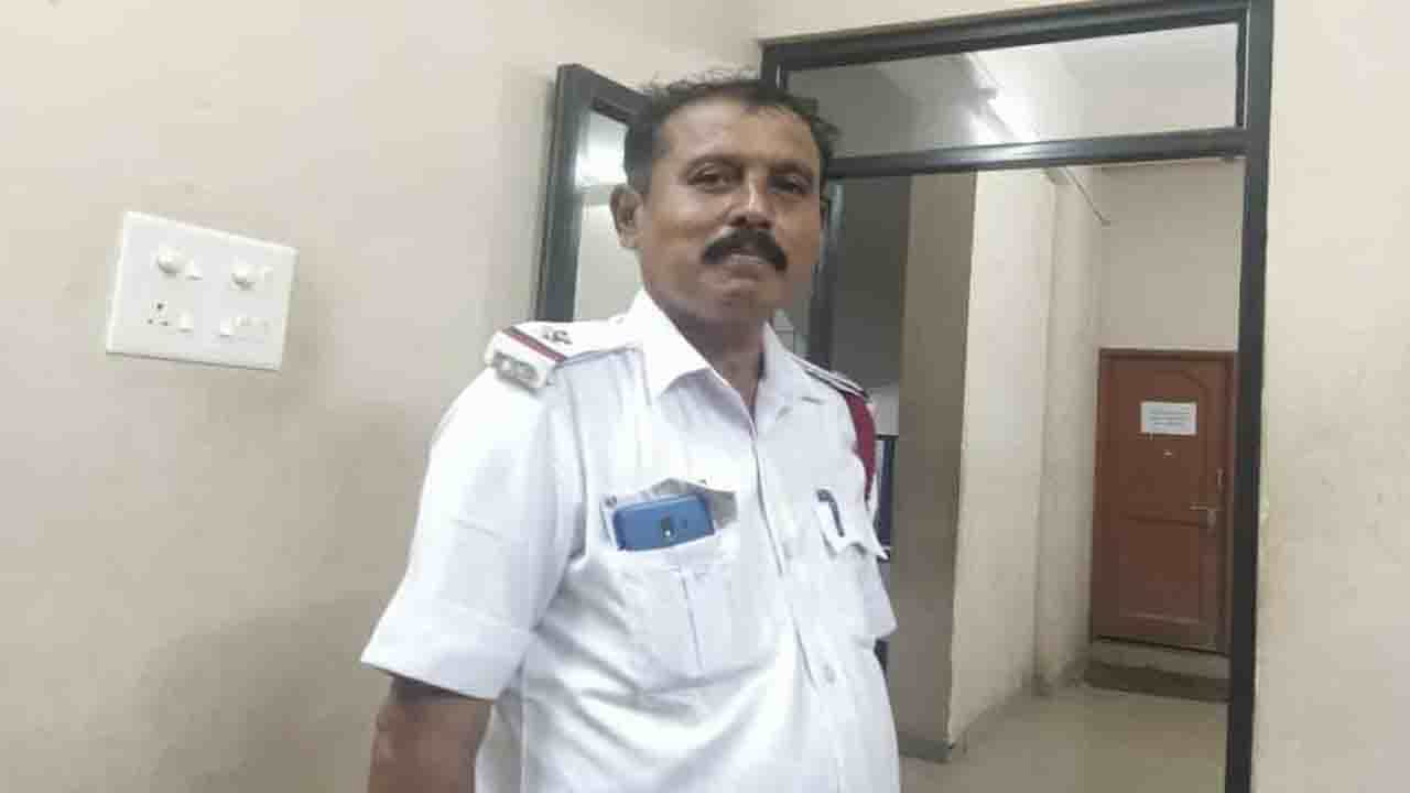 ಧ್ವಜಾರೋಹಣ ಮುಗಿಸುತ್ತಿದ್ದಂತೆ ಕಾಣಿಸಿಕೊಂಡ ಎದೆನೋವು: ಎಎಸ್ಐ ಹೃದಯಾಘಾತಕ್ಕೆ ಬಲಿ ಧ್ವಜಾರೋಹಣ ಮುಗಿಸುತ್ತಿದ್ದಂತೆ ಕಾಣಿಸಿಕೊಂಡ ಎದೆನೋವು: ಎಎಸ್ಐ ಹೃದಯಾಘಾತಕ್ಕೆ ಬಲಿ