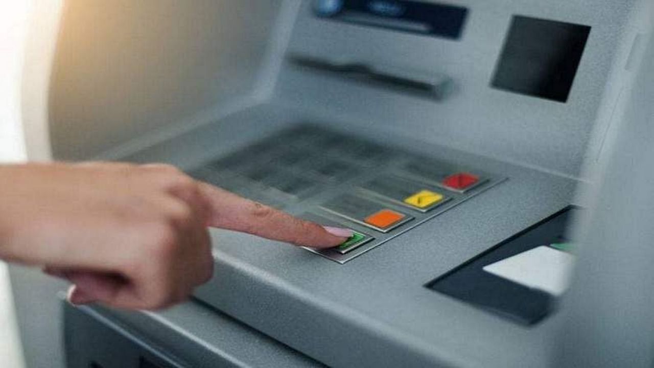 Punjab National Bank: ನಗದು ಡೆಪಾಸಿಟ್ನಿಂದ ವಿಥ್ಡ್ರಾವರೆಗೆ, ಲಾಕರ್ ಶುಲ್ಕದಿಂದ ಅಕೌಂಟ್ ಕ್ಲೋಸ್ ತನಕ ಪಿಎನ್ಬಿಯಲ್ಲಿ ಬದಲಾವಣೆ Punjab National Bank: ನಗದು ಡೆಪಾಸಿಟ್ನಿಂದ ವಿಥ್ಡ್ರಾವರೆಗೆ, ಲಾಕರ್ ಶುಲ್ಕದಿಂದ ಅಕೌಂಟ್ ಕ್ಲೋಸ್ ತನಕ ಪಿಎನ್ಬಿಯಲ್ಲಿ ಬದಲಾವಣೆ