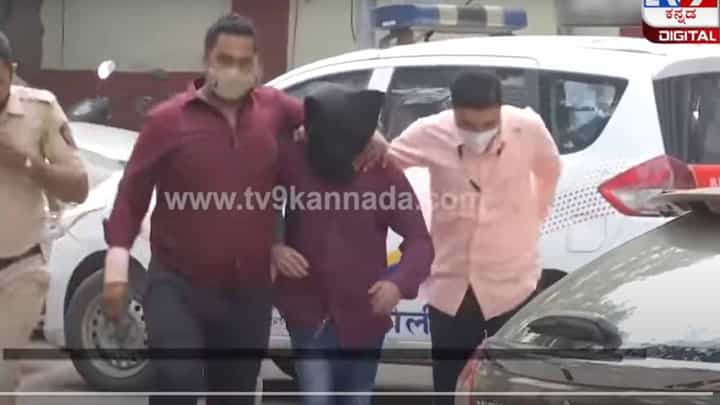 ಬುಲ್ಲಿ ಬಾಯ್ ಆ್ಯಪ್ ಲಾಂಚ್ ಮಾಡಿರುವ ಆರೋಪದಲ್ಲಿ ಯುವಕನೊಬ್ಬ ಮುಂಬೈ ಪೊಲೀಸರಿಗೆ ಸೆರೆ ಸಿಕ್ಕಿದ್ದು ಬೆಂಗಳೂರಲ್ಲಿ! ಬುಲ್ಲಿ ಬಾಯ್ ಆ್ಯಪ್ ಲಾಂಚ್ ಮಾಡಿರುವ ಆರೋಪದಲ್ಲಿ ಯುವಕನೊಬ್ಬ ಮುಂಬೈ ಪೊಲೀಸರಿಗೆ ಸೆರೆ ಸಿಕ್ಕಿದ್ದು ಬೆಂಗಳೂರಲ್ಲಿ!