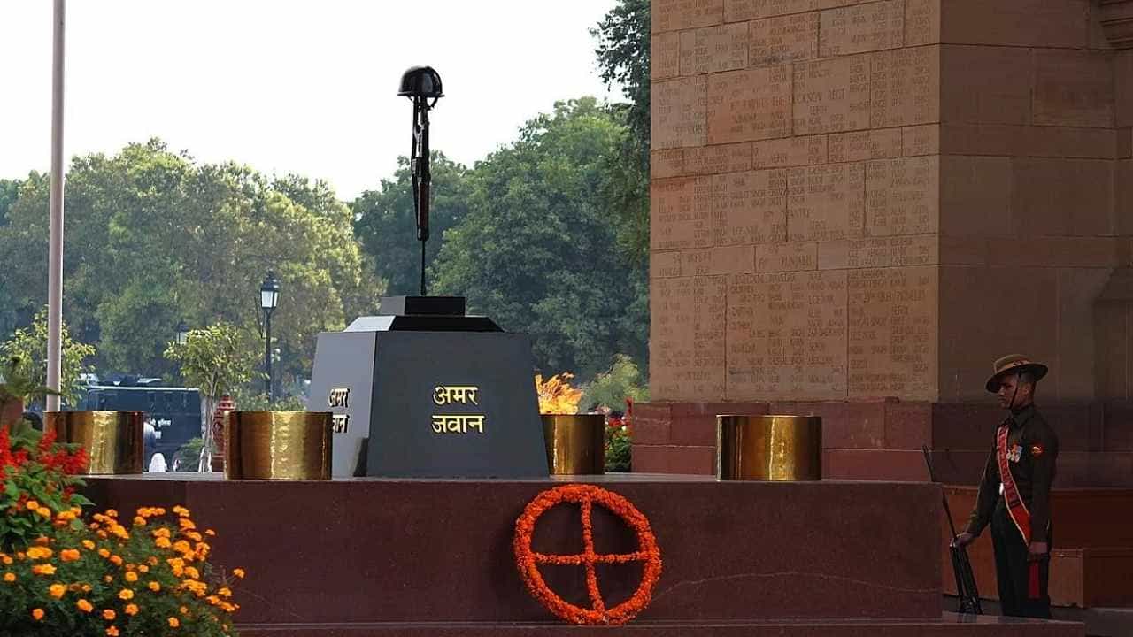 Amar Jawan Jyoti: ರಾಷ್ಟ್ರೀಯ ಯುದ್ಧ ಸ್ಮಾರಕ ಜ್ಯೋತಿಯಲ್ಲಿ ಲೀನವಾಗಲಿದೆ ಅಮರ್ ಜವಾನ್ ಜ್ಯೋತಿ Amar Jawan Jyoti: ರಾಷ್ಟ್ರೀಯ ಯುದ್ಧ ಸ್ಮಾರಕ ಜ್ಯೋತಿಯಲ್ಲಿ ಲೀನವಾಗಲಿದೆ ಅಮರ್ ಜವಾನ್ ಜ್ಯೋತಿ