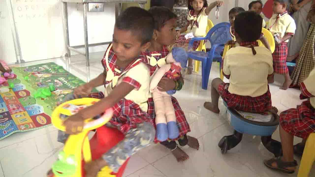 Anganwadi Goes High Tech: ಖಾಸಗಿ ಶಾಲೆಯನ್ನೂ ಮೀರಿಸುತ್ತೆ ಈ ಹೈಟೆಕ್ ಅಂಗನವಾಡಿಗಳು, ಇಲ್ಲಿಗೆ ಭೇಟಿ ಕೊಟ್ರೆ ಖಾಸಗಿ ಶಾಲೆ ಅನುಭವವಾಗುತ್ತೆ Anganwadi Goes High Tech: ಖಾಸಗಿ ಶಾಲೆಯನ್ನೂ ಮೀರಿಸುತ್ತೆ ಈ ಹೈಟೆಕ್ ಅಂಗನವಾಡಿಗಳು, ಇಲ್ಲಿಗೆ ಭೇಟಿ ಕೊಟ್ರೆ ಖಾಸಗಿ ಶಾಲೆ ಅನುಭವವಾಗುತ್ತೆ