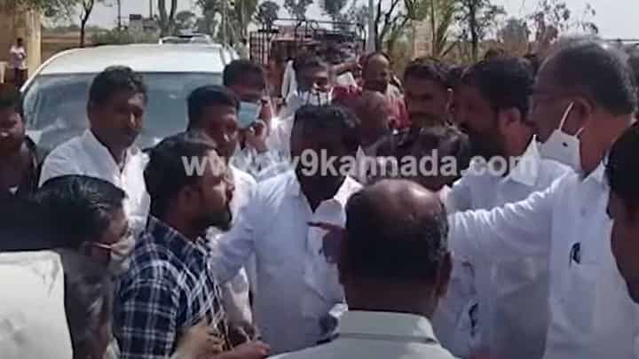 ದೇವರಹಿಪ್ಪರಗಿ ಬಿಜೆಪಿ ಶಾಸಕ ಸೋಮನಗೌಡರ ಸಮ್ಮುಖದಲ್ಲೇ ಪಕ್ಷದ ಸ್ಥಳೀಯ ಮುಖಂಡರ ಬೀದಿಜಗಳ ದೇವರಹಿಪ್ಪರಗಿ ಬಿಜೆಪಿ ಶಾಸಕ ಸೋಮನಗೌಡರ ಸಮ್ಮುಖದಲ್ಲೇ ಪಕ್ಷದ ಸ್ಥಳೀಯ ಮುಖಂಡರ ಬೀದಿಜಗಳ