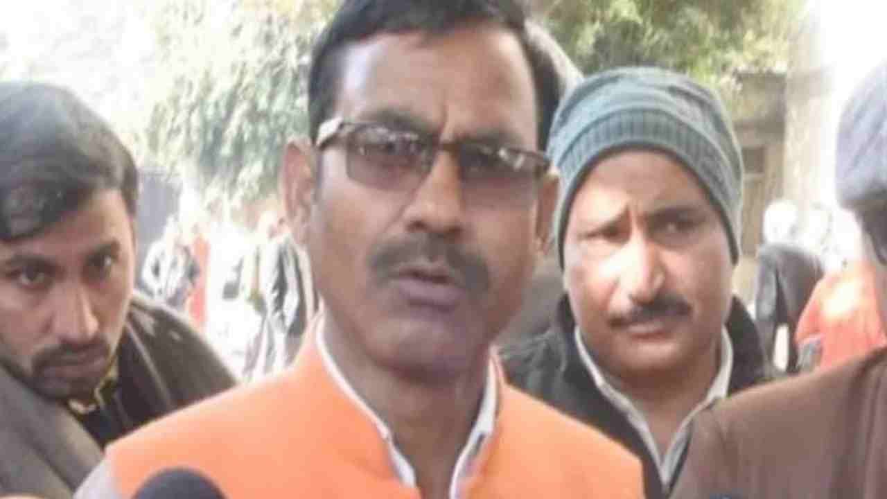 Video: ಚುನಾವಣೆ ಬರುತ್ತಿದ್ದಂತೆ ಕ್ಷೇತ್ರಕ್ಕೆ ಹೋದ ಬಿಜೆಪಿ ಶಾಸಕನನ್ನು ಬೆನ್ನಟ್ಟಿ ವಾಪಸ್ ಕಳಿಸಿದ ಹಳ್ಳಿಗರು; ಕೈಕಟ್ಟಿ ನಿಂತು ಬೈಗುಳ ಕೇಳಿದ ಎಂಎಲ್ಎ Video: ಚುನಾವಣೆ ಬರುತ್ತಿದ್ದಂತೆ ಕ್ಷೇತ್ರಕ್ಕೆ ಹೋದ ಬಿಜೆಪಿ ಶಾಸಕನನ್ನು ಬೆನ್ನಟ್ಟಿ ವಾಪಸ್ ಕಳಿಸಿದ ಹಳ್ಳಿಗರು; ಕೈಕಟ್ಟಿ ನಿಂತು ಬೈಗುಳ ಕೇಳಿದ ಎಂಎಲ್ಎ