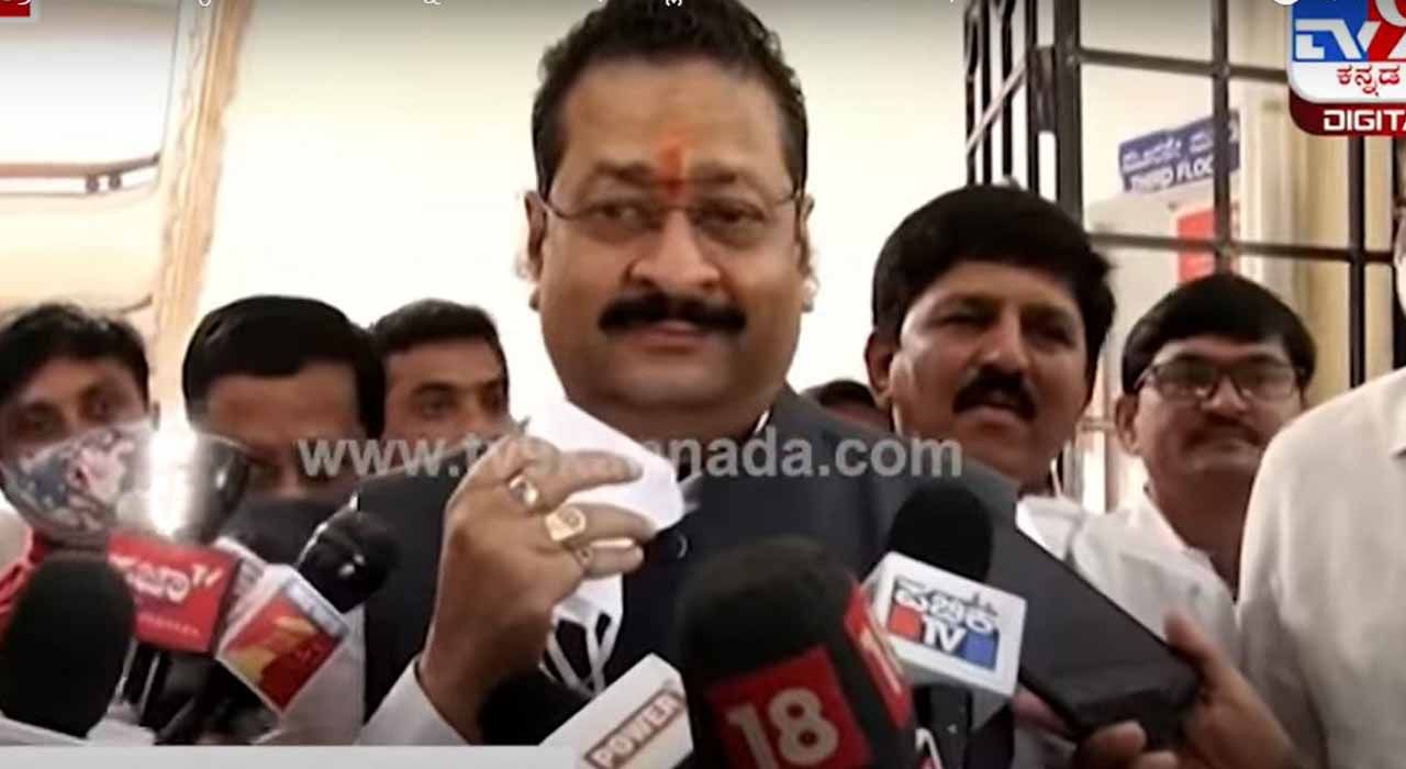 ಯಡಿಯೂರಪ್ಪಗೆ ವಯಸ್ಸಾಗಿದೆ ಇನ್ಮೇಲೆ ಆರಾಮಾಗಿರಬೇಕು, ಸುಖಾಸುಮ್ಮನೇ ಯಾಕೆ ಹೈರಾಣಾಗುತ್ತಾರೆ -ಶಾಸಕ ಯತ್ನಾಳ್ ಯಡಿಯೂರಪ್ಪಗೆ ವಯಸ್ಸಾಗಿದೆ ಇನ್ಮೇಲೆ ಆರಾಮಾಗಿರಬೇಕು, ಸುಖಾಸುಮ್ಮನೇ ಯಾಕೆ ಹೈರಾಣಾಗುತ್ತಾರೆ -ಶಾಸಕ ಯತ್ನಾಳ್