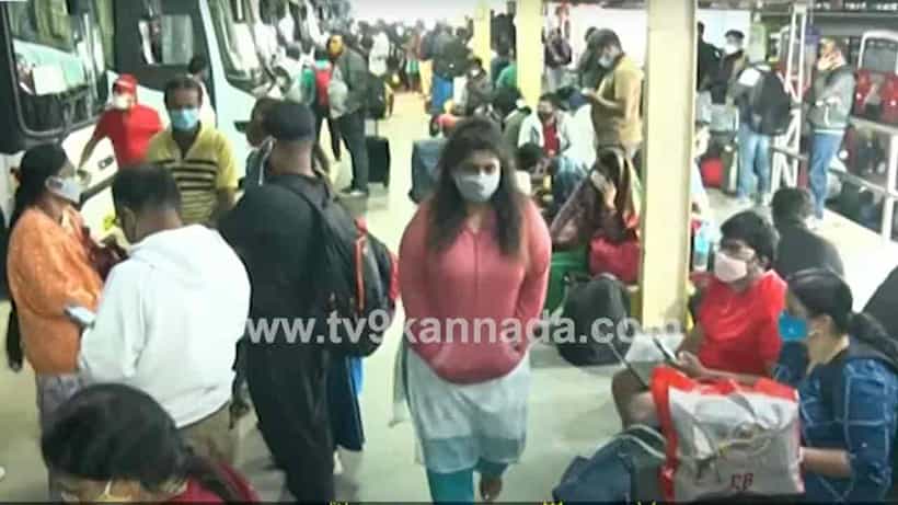 Weekend Curfew: ವೀಕೆಂಡ್ ಕರ್ಫ್ಯೂ ಜಾರಿ: ಬೆಂಗಳೂರಿನ ಮೆಜೆಸ್ಟಿಕ್ ಬಸ್ ನಿಲ್ದಾಣದಲ್ಲಿ ಜನಜಂಗುಳಿ