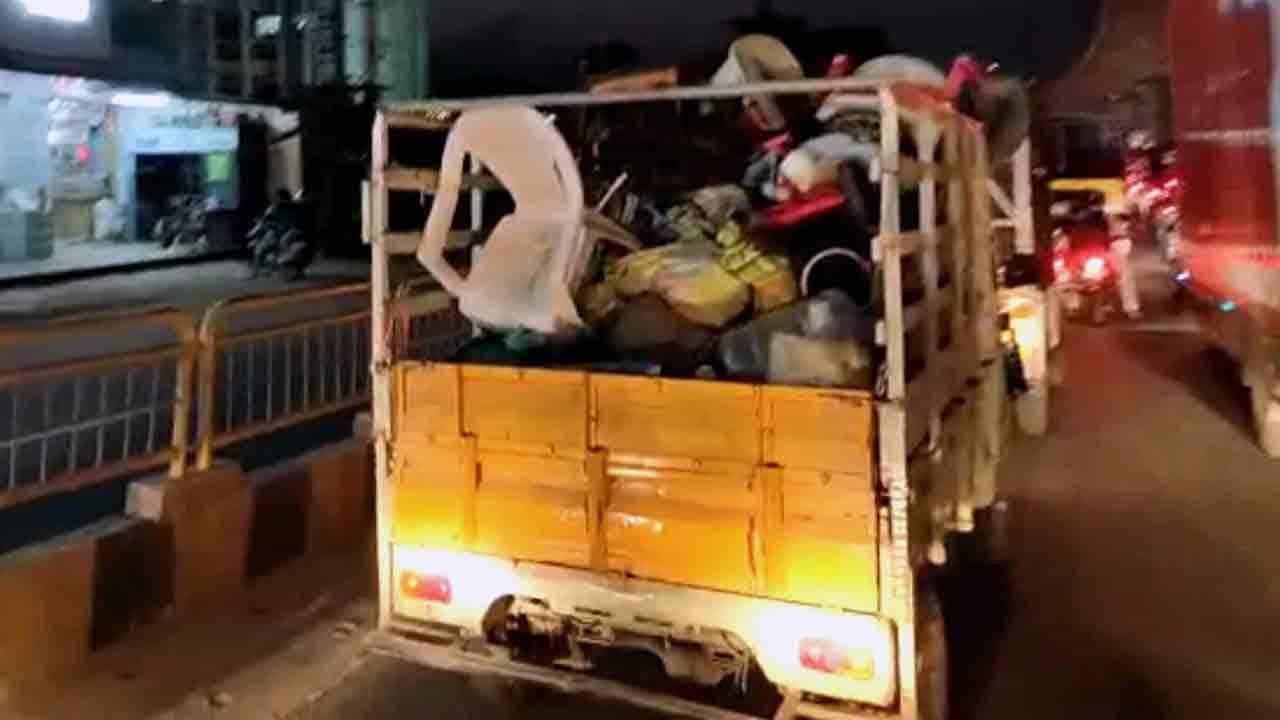 ಲಾಕ್ಡೌನ್ ಭೀತಿ, ಬೆಂಗಳೂರು ಬಿಡುತ್ತಿರುವ ಜನ: ನೆಲಮಂಗಲ ರಸ್ತೆಯಲ್ಲಿ ಟ್ರಾಫಿಕ್ ಜಾಮ್ ಲಾಕ್ಡೌನ್ ಭೀತಿ, ಬೆಂಗಳೂರು ಬಿಡುತ್ತಿರುವ ಜನ: ನೆಲಮಂಗಲ ರಸ್ತೆಯಲ್ಲಿ ಟ್ರಾಫಿಕ್ ಜಾಮ್