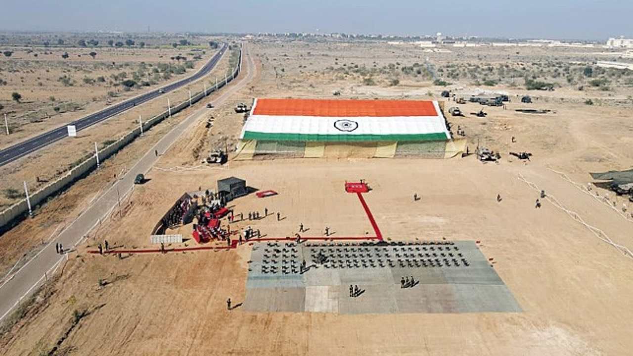 Indian Flag: ಜೈಸಲ್ಮೇರ್ ಗಡಿಯಲ್ಲಿ ಭಾರತದ ಅತ್ಯಂತ ದೊಡ್ಡ ಖಾದಿ ರಾಷ್ಟ್ರ ಧ್ವಜ ಪ್ರದರ್ಶನ