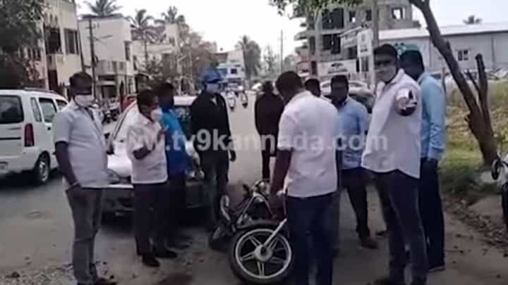 ಮೈಸೂರಲ್ಲಿ ಅಪಘಾತಕ್ಕೀಡಾದ ಬೈಕ್ ಸವಾರನಿಗೆ ಮಾಜಿ ಶಾಸಕ ಎಮ್ ಕೆ ಸೋಮಶೇಖರ್ ನೆರವಾದರು! ಮೈಸೂರಲ್ಲಿ ಅಪಘಾತಕ್ಕೀಡಾದ ಬೈಕ್ ಸವಾರನಿಗೆ ಮಾಜಿ ಶಾಸಕ ಎಮ್ ಕೆ ಸೋಮಶೇಖರ್ ನೆರವಾದರು!