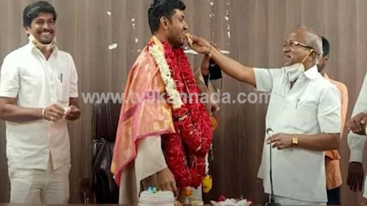 ಜೇವರ್ಗಿ ತಹಸೀಲ್ದಾರರಿಗೆ ತಮ್ಮ ಕಚೇರಿಯಲ್ಲೇ ಹುಟ್ಟುಹಬ್ಬ ಆಚರಿಸಿಕೊಳ್ಳುವ ಉಮೇದಿ! ನೆಟ್ಟಿಗರದ್ದು ಉಗಿಯುವ ಸರದಿ!!