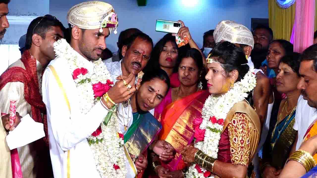 CCD Siddharth Hegde: ಕಾಫಿ ಕಿಂಗ್ ಸಿದ್ದಾರ್ಥ ಹೆಗ್ಡೆಗೆ ನಮನ ಸಲ್ಲಿಸಿ ದಾಂಪತ್ಯ ಜೀವನಕ್ಕೆ ಕಾಲಿಟ್ಟ ಯುವಕ CCD Siddharth Hegde: ಕಾಫಿ ಕಿಂಗ್ ಸಿದ್ದಾರ್ಥ ಹೆಗ್ಡೆಗೆ ನಮನ ಸಲ್ಲಿಸಿ ದಾಂಪತ್ಯ ಜೀವನಕ್ಕೆ ಕಾಲಿಟ್ಟ ಯುವಕ
