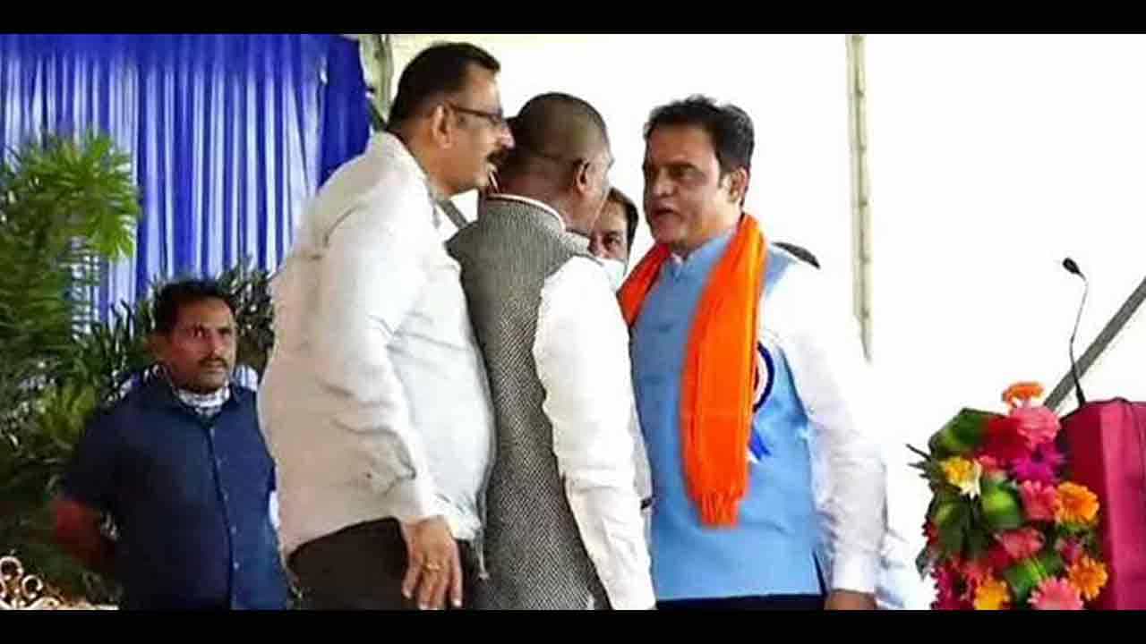 ಘೋಷಣೆ ಕೂಗೋಕೆ ಸೇರಿಸಿಕೊಳ್ತಾರೆ: ಡಿಕೆ ಸೋದರರ ವಿರುದ್ಧ ಹರಿಹಾಯ್ದ ಸಚಿವ ಅಶ್ವತ್ಥ ನಾರಾಯಣ ಘೋಷಣೆ ಕೂಗೋಕೆ ಸೇರಿಸಿಕೊಳ್ತಾರೆ: ಡಿಕೆ ಸೋದರರ ವಿರುದ್ಧ ಹರಿಹಾಯ್ದ ಸಚಿವ ಅಶ್ವತ್ಥ ನಾರಾಯಣ