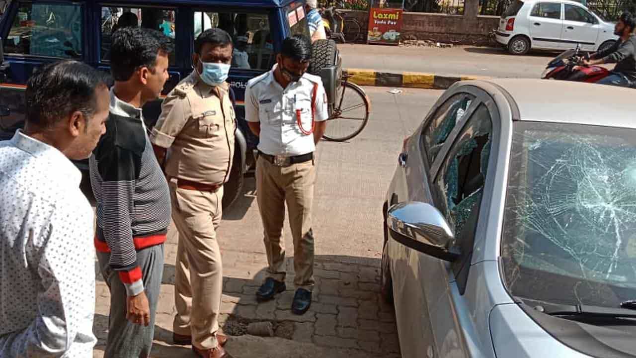 ಬೆಳಗಾವಿಯಲ್ಲಿ ಕಿಡಿಗೇಡಿಗಳ ಅಟ್ಟಹಾಸ; ಕಾರಿನ ಮೇಲೆ ಕಲ್ಲೆಸೆದು ಮುಸುಕುಧಾರಿ ಪರಾರಿ ಬೆಳಗಾವಿಯಲ್ಲಿ ಕಿಡಿಗೇಡಿಗಳ ಅಟ್ಟಹಾಸ; ಕಾರಿನ ಮೇಲೆ ಕಲ್ಲೆಸೆದು ಮುಸುಕುಧಾರಿ ಪರಾರಿ