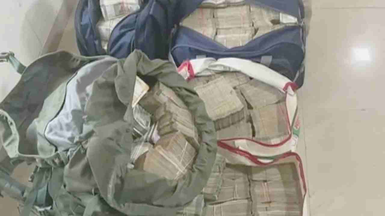 ಐಪಿಎಸ್ ಅಧಿಕಾರಿ ಎಂದು ಹೇಳಿ ಜನರಿಗೆ ಕೋಟ್ಯಂತರ ರೂ.ವಂಚಿಸಿದ್ದ ಬಿಎಸ್ಎಫ್ ಅಧಿಕಾರಿ ಅರೆಸ್ಟ್; ಸಂಗ್ರಹಿಸಿದ್ದ ಸಂಪತ್ತಿನ ಮೌಲ್ಯ ಎಷ್ಟು ಗೊತ್ತಾ? ಐಪಿಎಸ್ ಅಧಿಕಾರಿ ಎಂದು ಹೇಳಿ ಜನರಿಗೆ ಕೋಟ್ಯಂತರ ರೂ.ವಂಚಿಸಿದ್ದ ಬಿಎಸ್ಎಫ್ ಅಧಿಕಾರಿ ಅರೆಸ್ಟ್; ಸಂಗ್ರಹಿಸಿದ್ದ ಸಂಪತ್ತಿನ ಮೌಲ್ಯ ಎಷ್ಟು ಗೊತ್ತಾ?