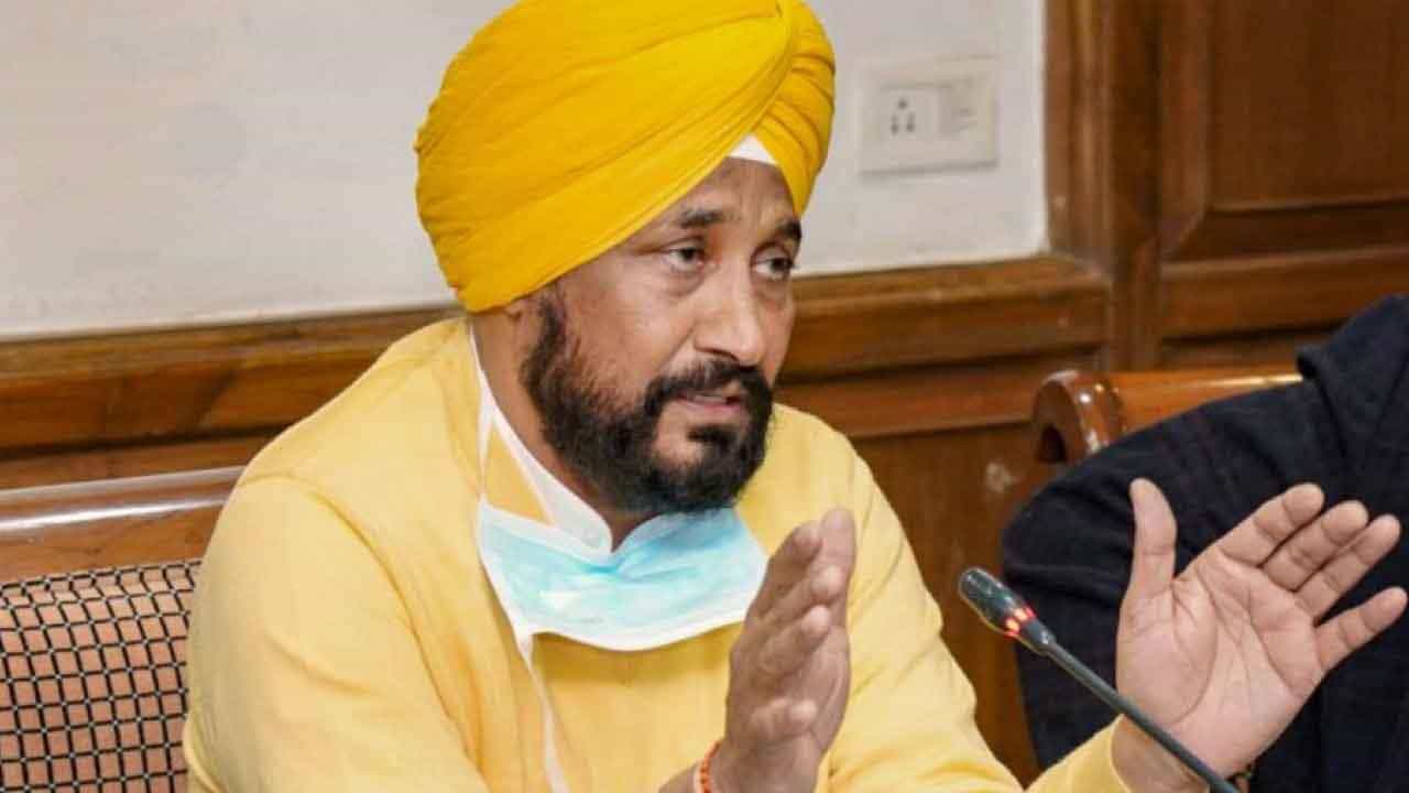 ಪಂಜಾಬ್ನಲ್ಲಿ ಎರಡು ಕ್ಷೇತ್ರಗಳಲ್ಲಿ ಸ್ಪರ್ಧಿಸಲಿದ್ದಾರೆ ಸಿಎಂ ಚರಣ್ಜಿತ್ ಚನ್ನಿ; ನಾನು ಮೊದಲೇ ಹೇಳಿದ್ದೆ ಎಂದು ಕೇಜ್ರಿವಾಲ್ ಟ್ವೀಟ್ ಪಂಜಾಬ್ನಲ್ಲಿ ಎರಡು ಕ್ಷೇತ್ರಗಳಲ್ಲಿ ಸ್ಪರ್ಧಿಸಲಿದ್ದಾರೆ ಸಿಎಂ ಚರಣ್ಜಿತ್ ಚನ್ನಿ; ನಾನು ಮೊದಲೇ ಹೇಳಿದ್ದೆ ಎಂದು ಕೇಜ್ರಿವಾಲ್ ಟ್ವೀಟ್