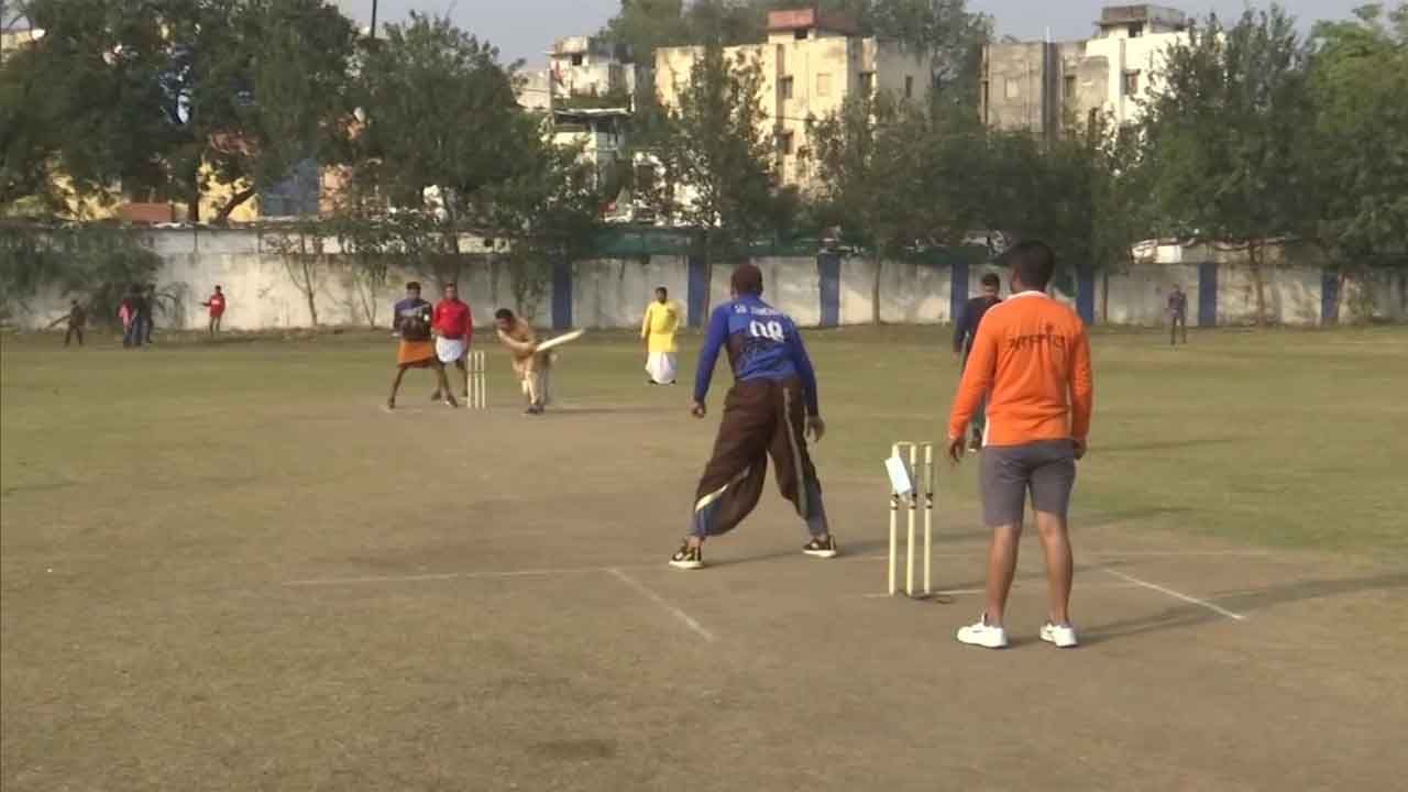 Cricket News: ಧೋತಿ ಮತ್ತು ಕುರ್ತಾ ಧರಿಸಿ ಕ್ರಿಕೆಟ್​ ಪಂದ್ಯಾಟ ಜೊತೆಗೆ ಸಂಸ್ಕೃತ ಕಾಮೆಂಟರಿ