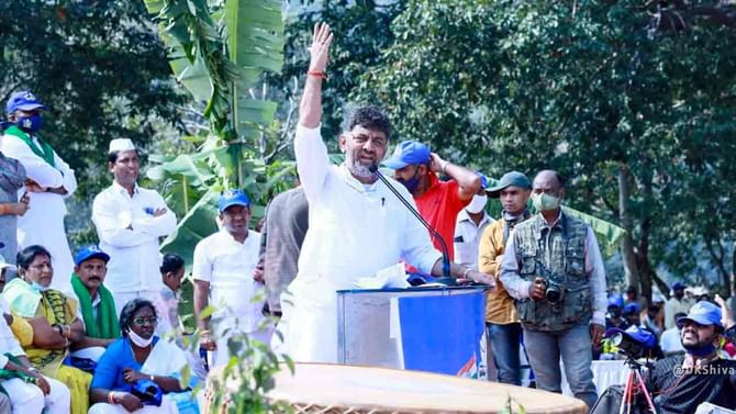 ಗೃಹ ಸಚಿವರಿಗೆ, ಸಿಎಂ ರಾಜಕೀಯ ಕಾರ್ಯದರ್ಶಿಗೆ ಇಲ್ಲದ ಕೊವಿಡ್ ನಿರ್ಬಂಧ ನಮಗೇಕೆ: ಡಿಕೆ ಶಿವಕುಮಾರ್ ನೇರ ಸವಾಲು ಗೃಹ ಸಚಿವರಿಗೆ, ಸಿಎಂ ರಾಜಕೀಯ ಕಾರ್ಯದರ್ಶಿಗೆ ಇಲ್ಲದ ಕೊವಿಡ್ ನಿರ್ಬಂಧ ನಮಗೇಕೆ: ಡಿಕೆ ಶಿವಕುಮಾರ್ ನೇರ ಸವಾಲು