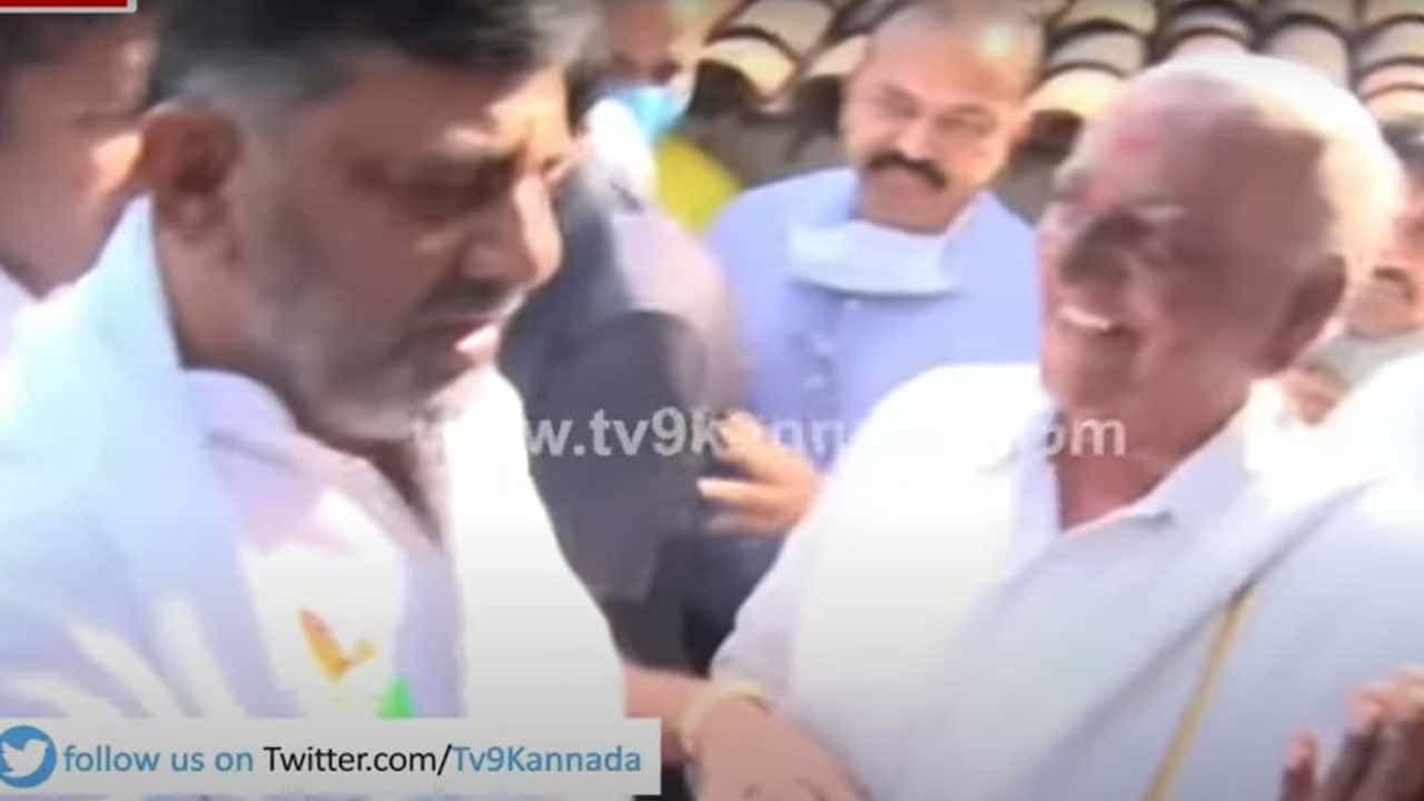 ಈಗಲೂ ಮಾಸ್ಕ್ ಧರಿಸದ ಡಿ ಕೆ ಶಿವಕುಮಾರ ರಾಮನಗರದಲ್ಲಿ ಹಿರಿಯ ಶಾನುಭೋಗರ ಪಾದ ಮುಟ್ಟಿ ನಮಸ್ಕರಿಸಿದರು! ಈಗಲೂ ಮಾಸ್ಕ್ ಧರಿಸದ ಡಿ ಕೆ ಶಿವಕುಮಾರ ರಾಮನಗರದಲ್ಲಿ ಹಿರಿಯ ಶಾನುಭೋಗರ ಪಾದ ಮುಟ್ಟಿ ನಮಸ್ಕರಿಸಿದರು!