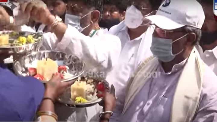 ರಾಮನಗರನಲ್ಲಿ ಬೆಲ್ಲದ ಆರತಿ ಬೆಳಗಿಸಿಕೊಂಡ ಶಿವಕುಮಾರ ತಟ್ಟೆಗೆ ಹಣ ಹಾಕಿದರು, ಸಿದ್ದರಾಮಯ್ಯ ನೋಡುತ್ತಾ ನಿಂತರು! ರಾಮನಗರನಲ್ಲಿ ಬೆಲ್ಲದ ಆರತಿ ಬೆಳಗಿಸಿಕೊಂಡ ಶಿವಕುಮಾರ ತಟ್ಟೆಗೆ ಹಣ ಹಾಕಿದರು, ಸಿದ್ದರಾಮಯ್ಯ ನೋಡುತ್ತಾ ನಿಂತರು!