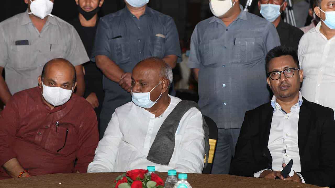 ‘ನವನಕ್ಷತ್ರ ಸನ್ಮಾನ 2021’ ಕಾರ್ಯಕ್ರಮದಲ್ಲಿ ಹಿರಿಯ ರಾಜಕಾರಣಿ ಎಚ್.ಡಿ. ದೇವೇಗೌಡ