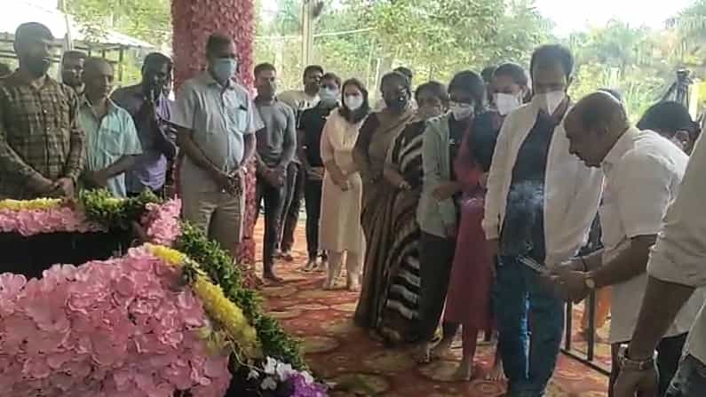 ನಟ ಪುನೀತ್ ರಾಜ್ಕುಮಾರ್ ನಿಧನರಾಗಿ 3 ತಿಂಗಳು ಸಂದಿವೆ. ಇಂದು ಕುಟುಂಬಸ್ಥರು
ಅಪ್ಪು ಸಮಾಧಿಗೆ ಪೂಜೆ ಸಲ್ಲಿಸಿದ್ದಾರೆ.