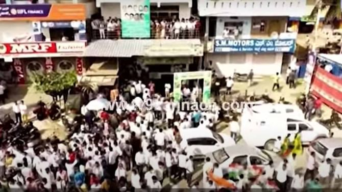 ಜನರ ಆರೋಗ್ಯದ ದೃಷ್ಟಿಯಿಂದ ಪಾದಯಾತ್ರೆಯನ್ನು ತಾತ್ಕಾಲಿಕವಾಗಿ ನಿಲ್ಲಿಸುತ್ತೇವೆ ಅಂತ ಕಾಂಗ್ರೆಸ್ ಹೇಳಿದ್ದು ಹಾಸ್ಯಾಸ್ಪದವಾಗಿತ್ತು! ಜನರ ಆರೋಗ್ಯದ ದೃಷ್ಟಿಯಿಂದ ಪಾದಯಾತ್ರೆಯನ್ನು ತಾತ್ಕಾಲಿಕವಾಗಿ ನಿಲ್ಲಿಸುತ್ತೇವೆ ಅಂತ ಕಾಂಗ್ರೆಸ್ ಹೇಳಿದ್ದು ಹಾಸ್ಯಾಸ್ಪದವಾಗಿತ್ತು!