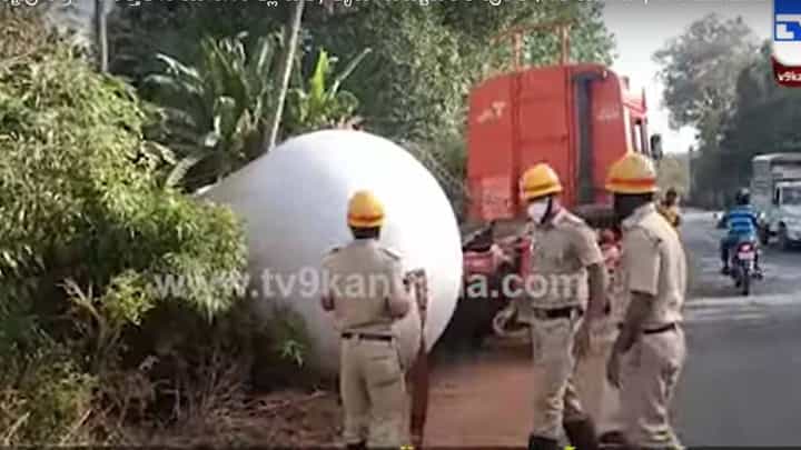 ಕುಮಟಾ ಬಳಿ ಅನಿಲ-ಹೊತ್ತ ಟ್ಯಾಂಕರ್ ಉರುಳಿ ಬಿತ್ತಾದರೂ ಅಪಾಯ ಸಂಭವಿಸಲಿಲ್ಲ! ಕುಮಟಾ ಬಳಿ ಅನಿಲ-ಹೊತ್ತ ಟ್ಯಾಂಕರ್ ಉರುಳಿ ಬಿತ್ತಾದರೂ ಅಪಾಯ ಸಂಭವಿಸಲಿಲ್ಲ!