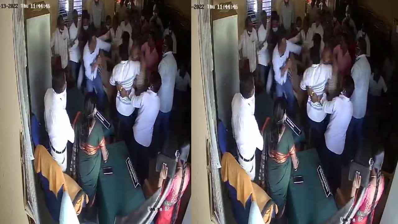 ಆರಗ ಜ್ಞಾನೇಂದ್ರ ಸ್ವಕ್ಷೇತ್ರದಲ್ಲಿ ಗ್ರಾಮ ಪಂಚಾಯತಿ ಸದಸ್ಯರ ನಡುವೆ ಹೊಡೆದಾಟ! ಗಂಭೀರ ಗಾಯಗೊಂಡ ವ್ಯಕ್ತಿ ಆಸ್ಪತ್ರೆಗೆ ದಾಖಲು ಆರಗ ಜ್ಞಾನೇಂದ್ರ ಸ್ವಕ್ಷೇತ್ರದಲ್ಲಿ ಗ್ರಾಮ ಪಂಚಾಯತಿ ಸದಸ್ಯರ ನಡುವೆ ಹೊಡೆದಾಟ! ಗಂಭೀರ ಗಾಯಗೊಂಡ ವ್ಯಕ್ತಿ ಆಸ್ಪತ್ರೆಗೆ ದಾಖಲು