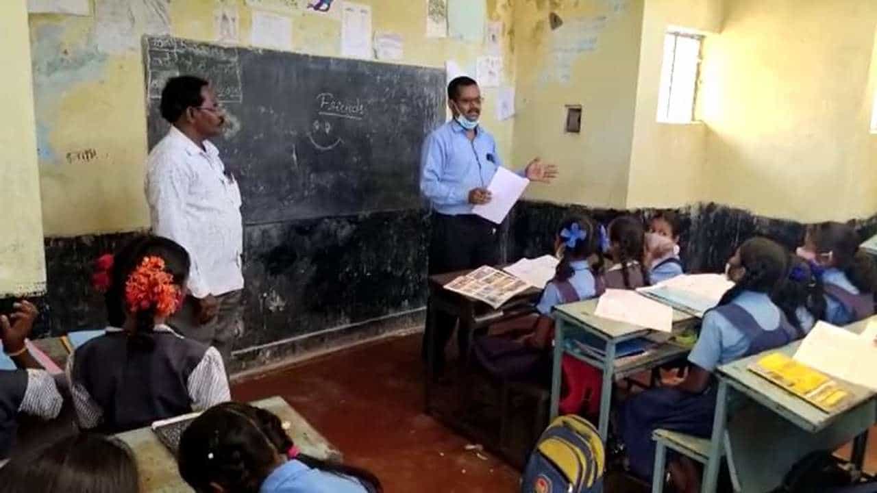 ಶಾಲೆಗೆ ಹೋಗದೆ ಮರಳು ದಂಧೆಯಲ್ಲಿ ಶಿಕ್ಷಕ ಭಾಗಿ, ವಿದ್ಯಾರ್ಥಿನಿಗೆ ಥಳಿಸಿದ ಆರೋಪದಲ್ಲಿ ಪೋಷಕರ ಧರಣಿ ಶಾಲೆಗೆ ಹೋಗದೆ ಮರಳು ದಂಧೆಯಲ್ಲಿ ಶಿಕ್ಷಕ ಭಾಗಿ, ವಿದ್ಯಾರ್ಥಿನಿಗೆ ಥಳಿಸಿದ ಆರೋಪದಲ್ಲಿ ಪೋಷಕರ ಧರಣಿ