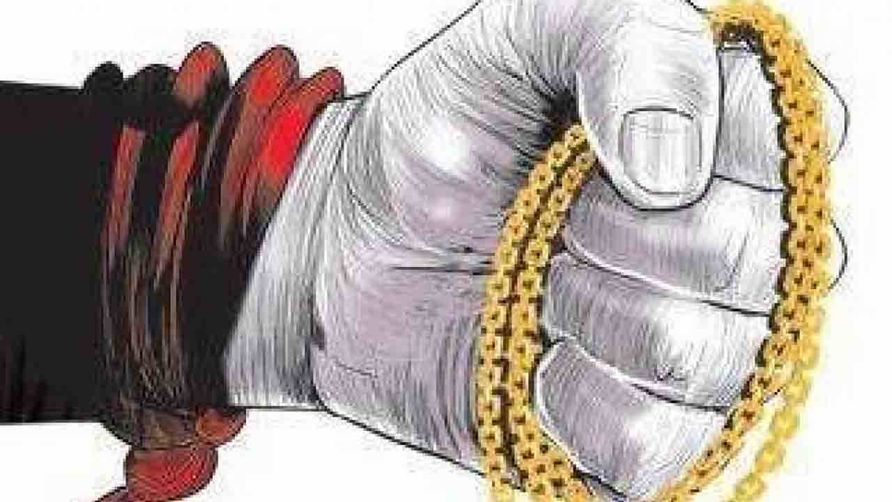Gold Chain Theft: ಮಕ್ಕಳಾಗುವ ಔಷಧ ಕೊಡ್ತೀವಿ ಎಂದು ಮಾಂಗಲ್ಯ ಸರ ಕದ್ದ ಖದೀಮರು Gold Chain Theft: ಮಕ್ಕಳಾಗುವ ಔಷಧ ಕೊಡ್ತೀವಿ ಎಂದು ಮಾಂಗಲ್ಯ ಸರ ಕದ್ದ ಖದೀಮರು