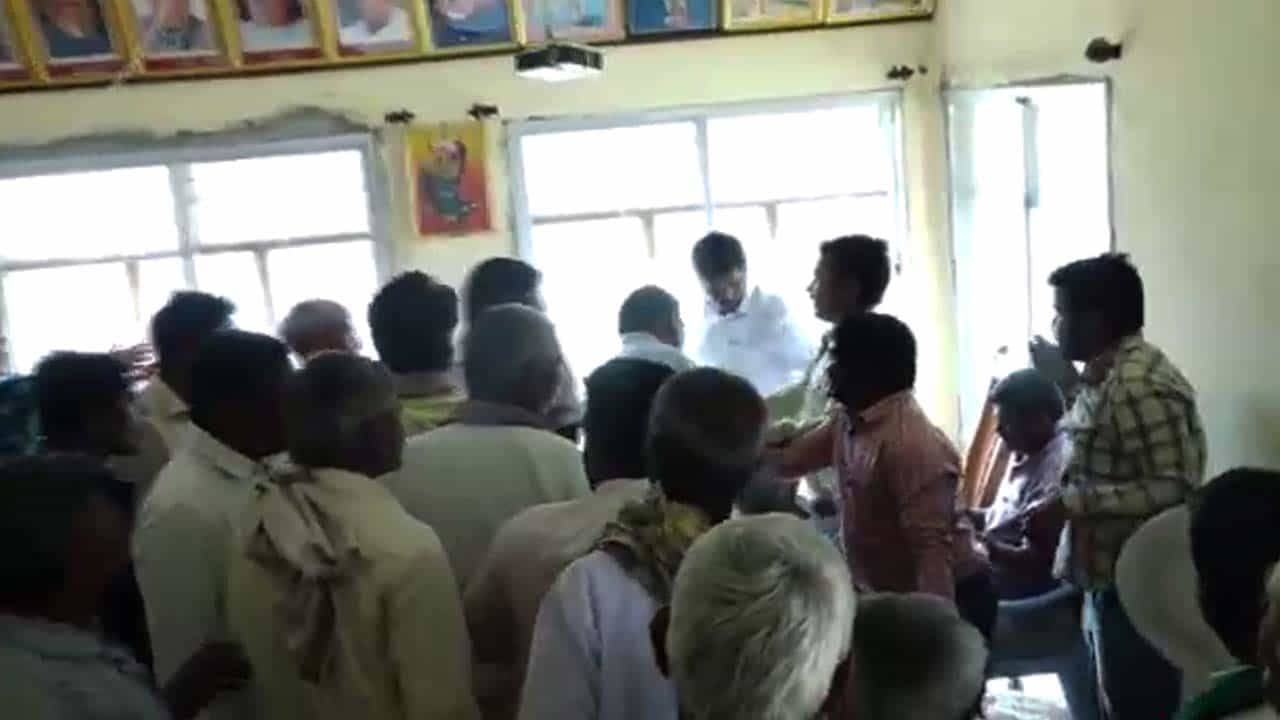 ಅಕ್ರಮ ಬಗ್ಗೆ ಆರೋಪಿಸಿದ್ದಕ್ಕೆ ವ್ಯಕ್ತಿ ಮೇಲೆ ಹಲ್ಲೆ ನಡೆಸಿದ ಗ್ರಾಮ ಪಂಚಾಯಿತಿ ಅಧ್ಯಕ್ಷ, ಸದಸ್ಯರು ಅಕ್ರಮ ಬಗ್ಗೆ ಆರೋಪಿಸಿದ್ದಕ್ಕೆ ವ್ಯಕ್ತಿ ಮೇಲೆ ಹಲ್ಲೆ ನಡೆಸಿದ ಗ್ರಾಮ ಪಂಚಾಯಿತಿ ಅಧ್ಯಕ್ಷ, ಸದಸ್ಯರು